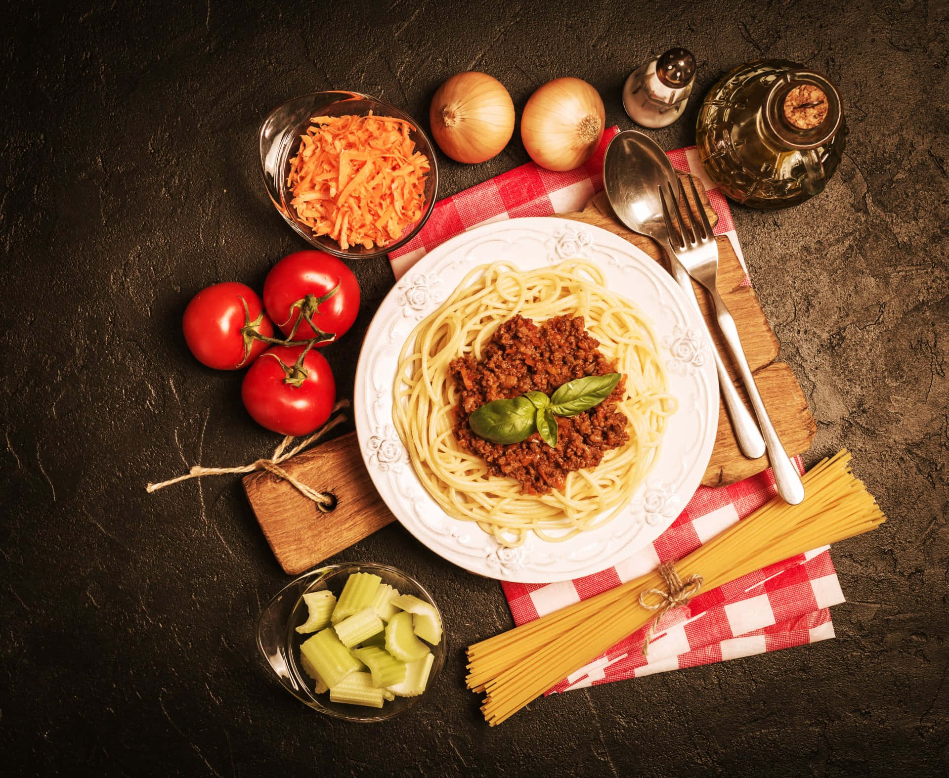 En tallerken spaghetti med kødsovs og grøntsager Wallpaper