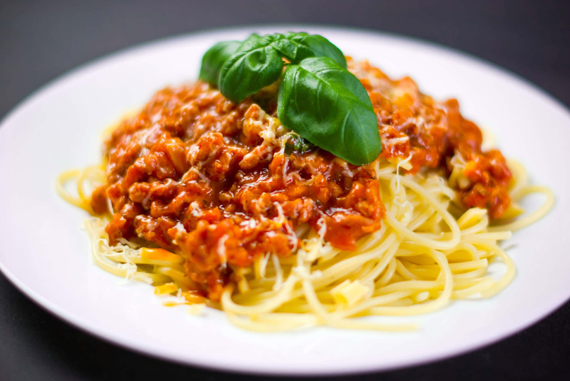 Enjoy a flavorful bowl of delicious homemade spaghetti Wallpaper