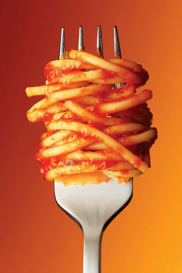 Spaghetti på en gaffel med sauce på den. Wallpaper
