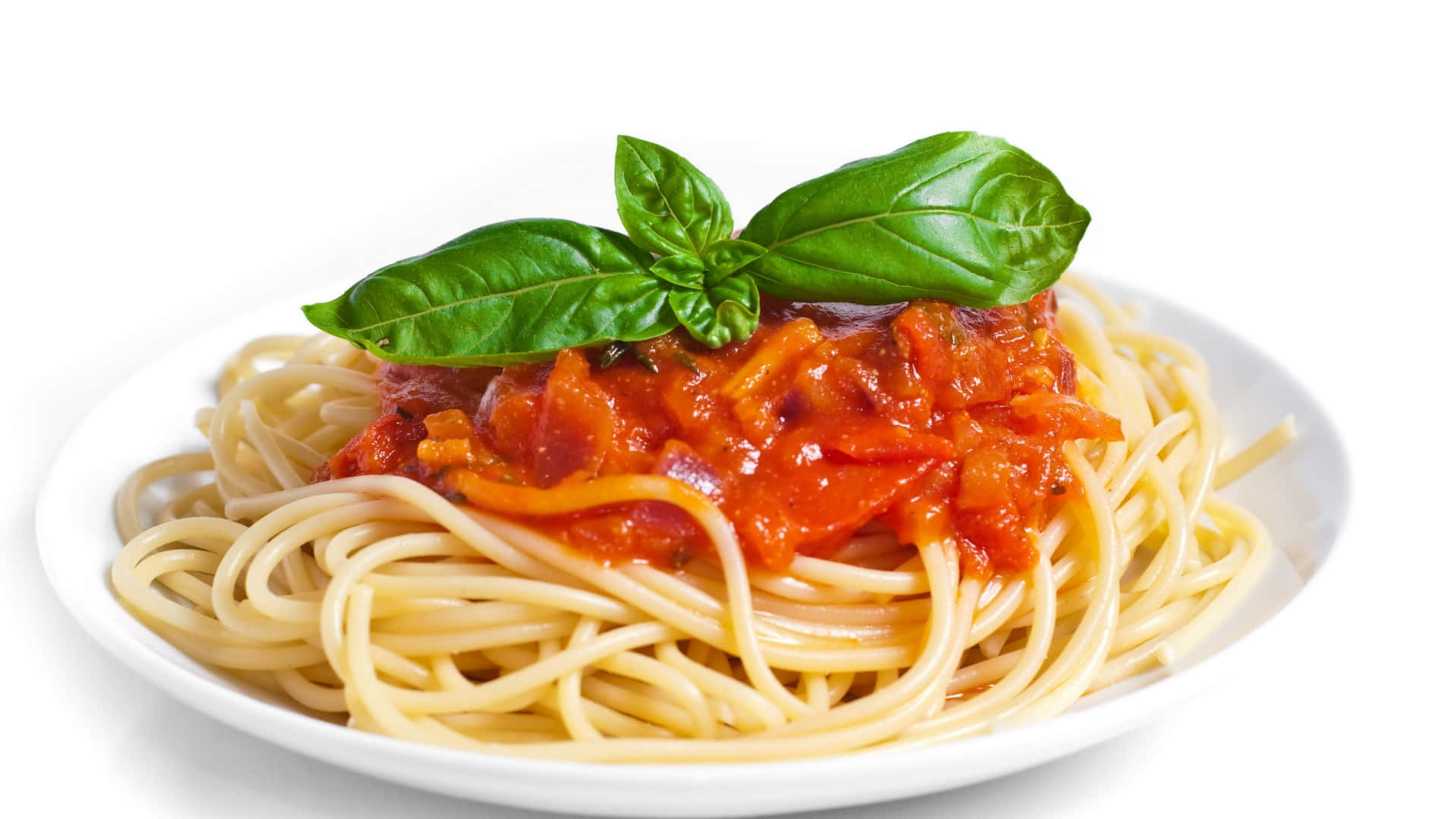 En tallerken med spaghetti med tomatsauce og basilikum. Wallpaper