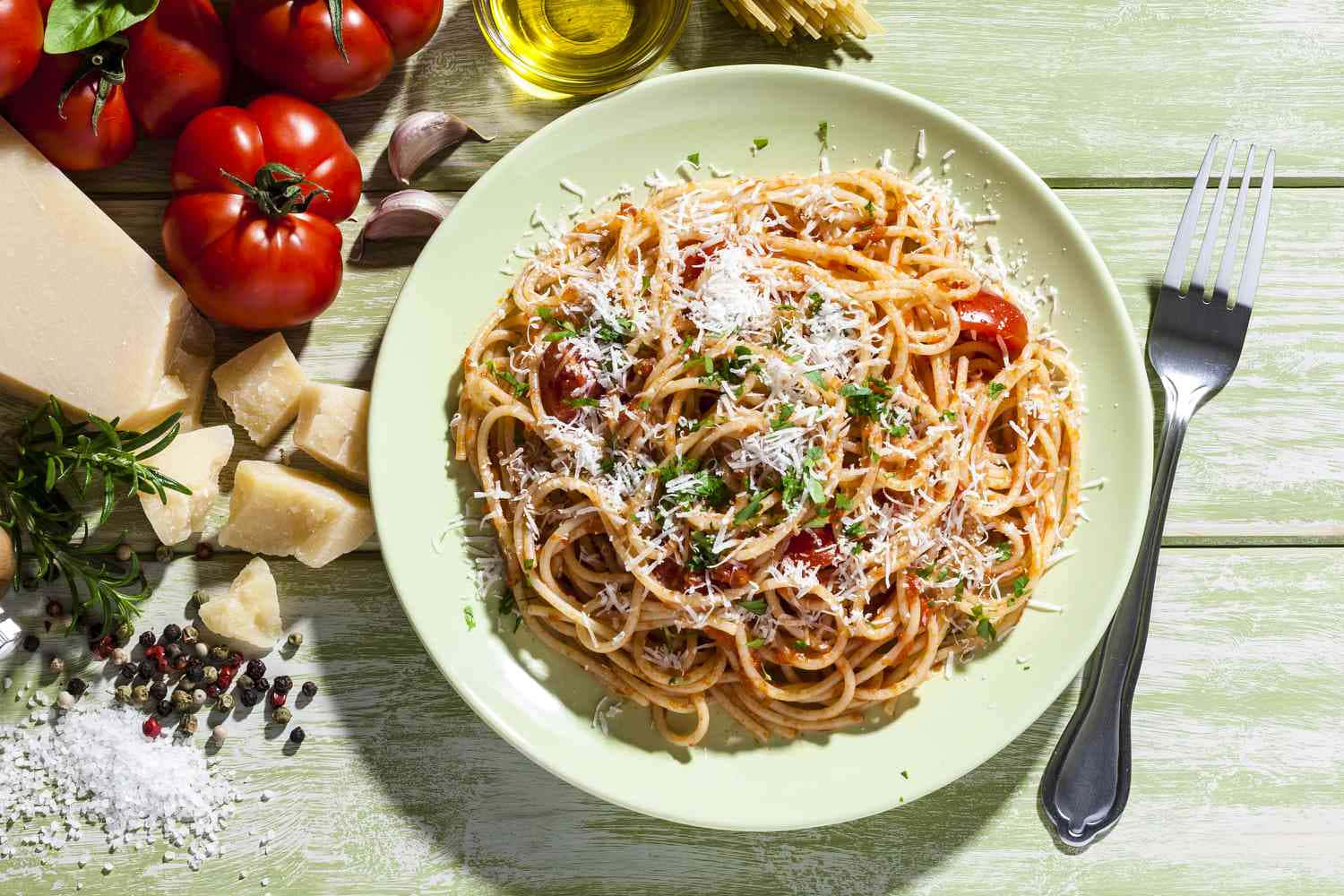Einteller Spaghetti Mit Tomaten, Parmesankäse Und Anderen Zutaten. Wallpaper