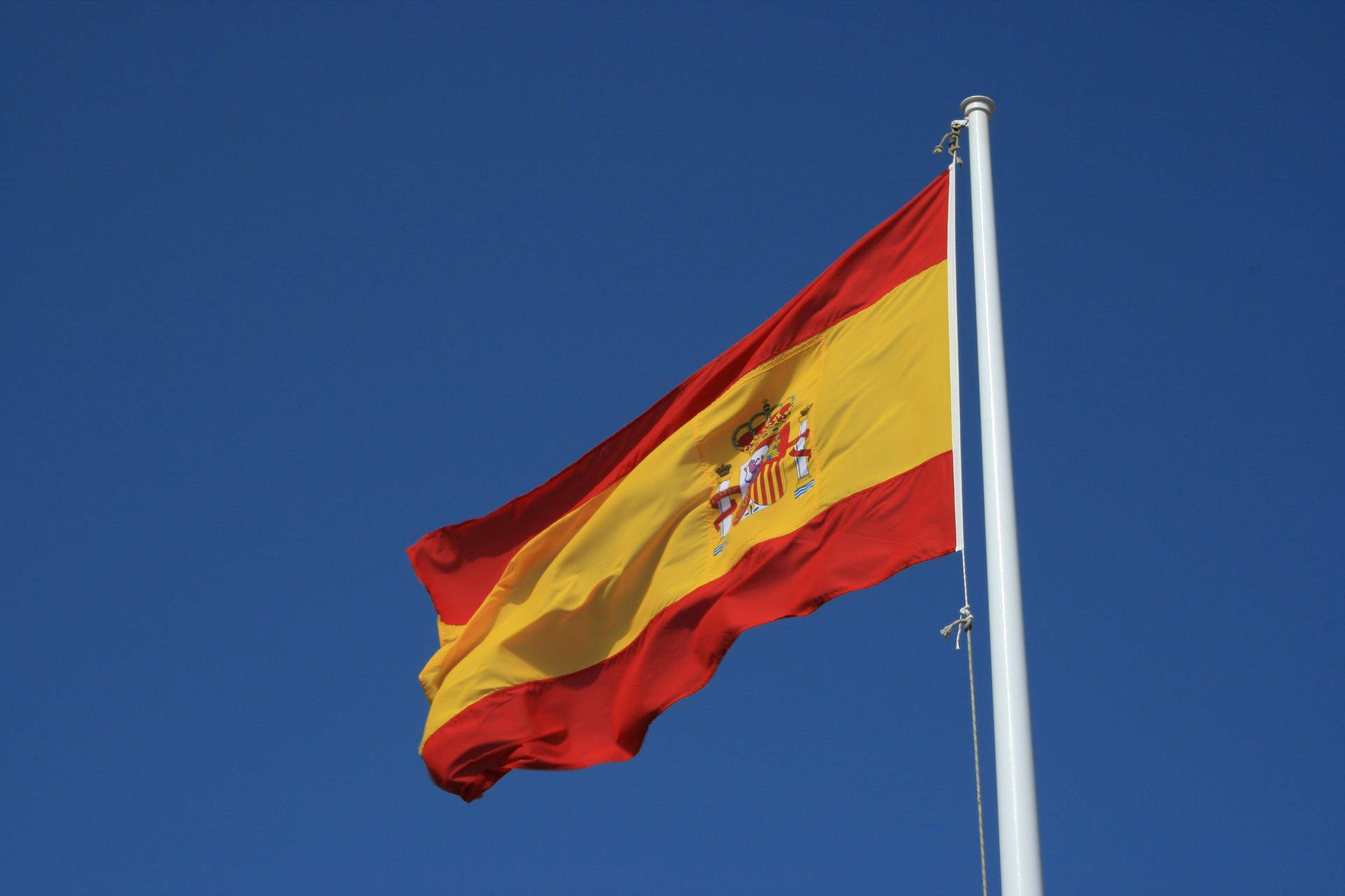 Bandiera Della Spagna Che Sventola Sotto I Cieli Blu Sfondo