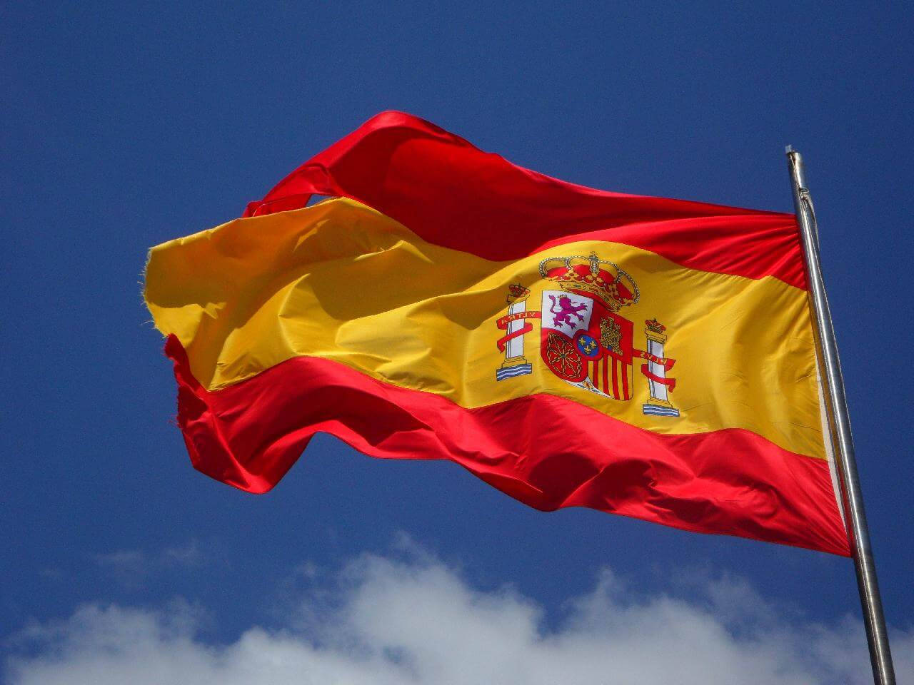 Bandiera Della Spagna Che Sventola Sotto Un Cielo Sereno Sfondo