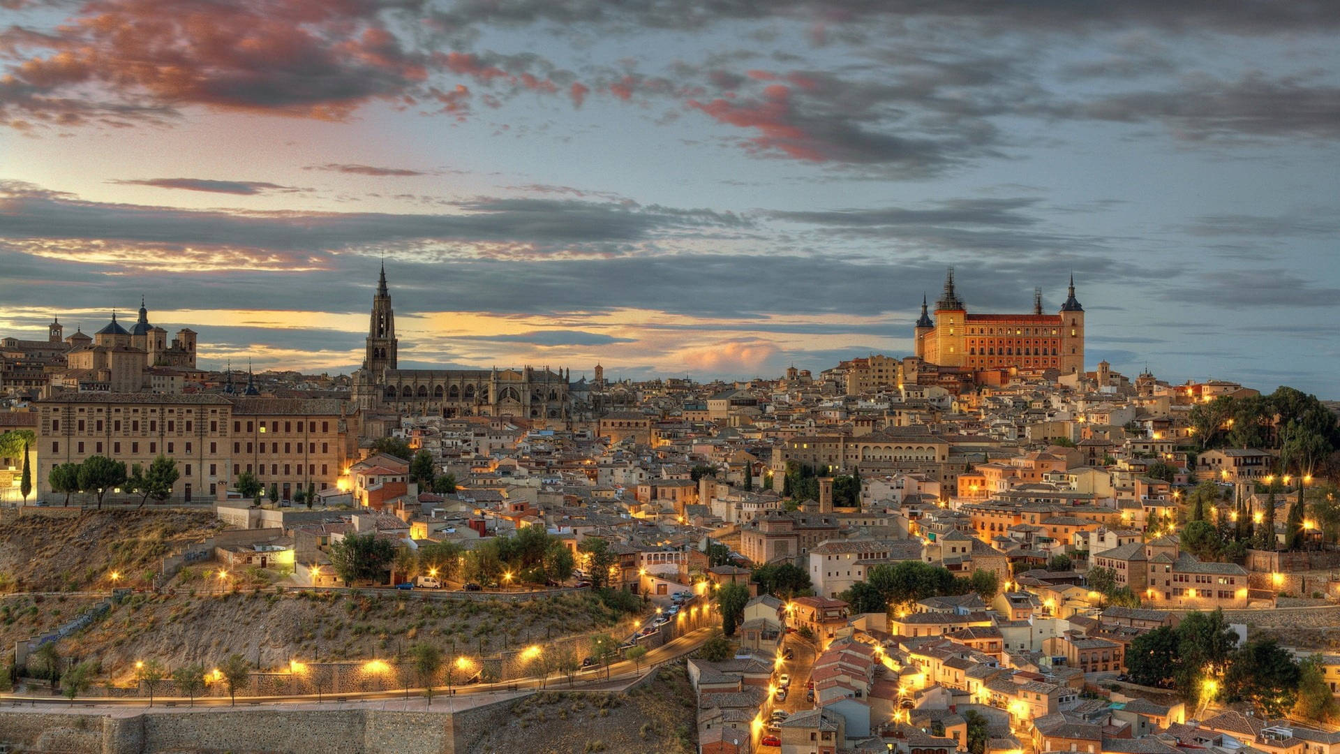 Toledo,españa Paisaje Urbano Al Anochecer. Fondo de pantalla