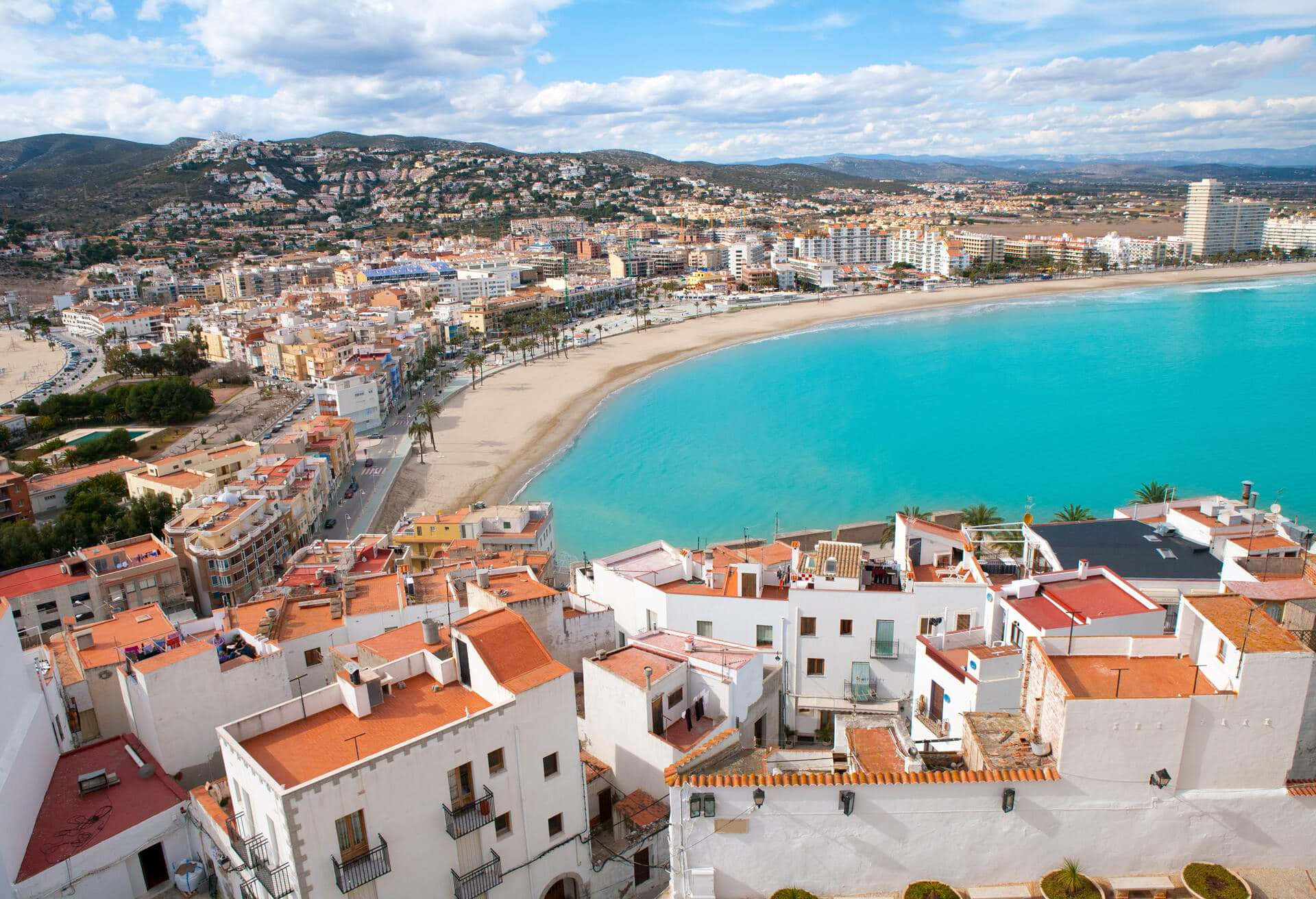 Relajante playa española en un día soleado Wallpaper