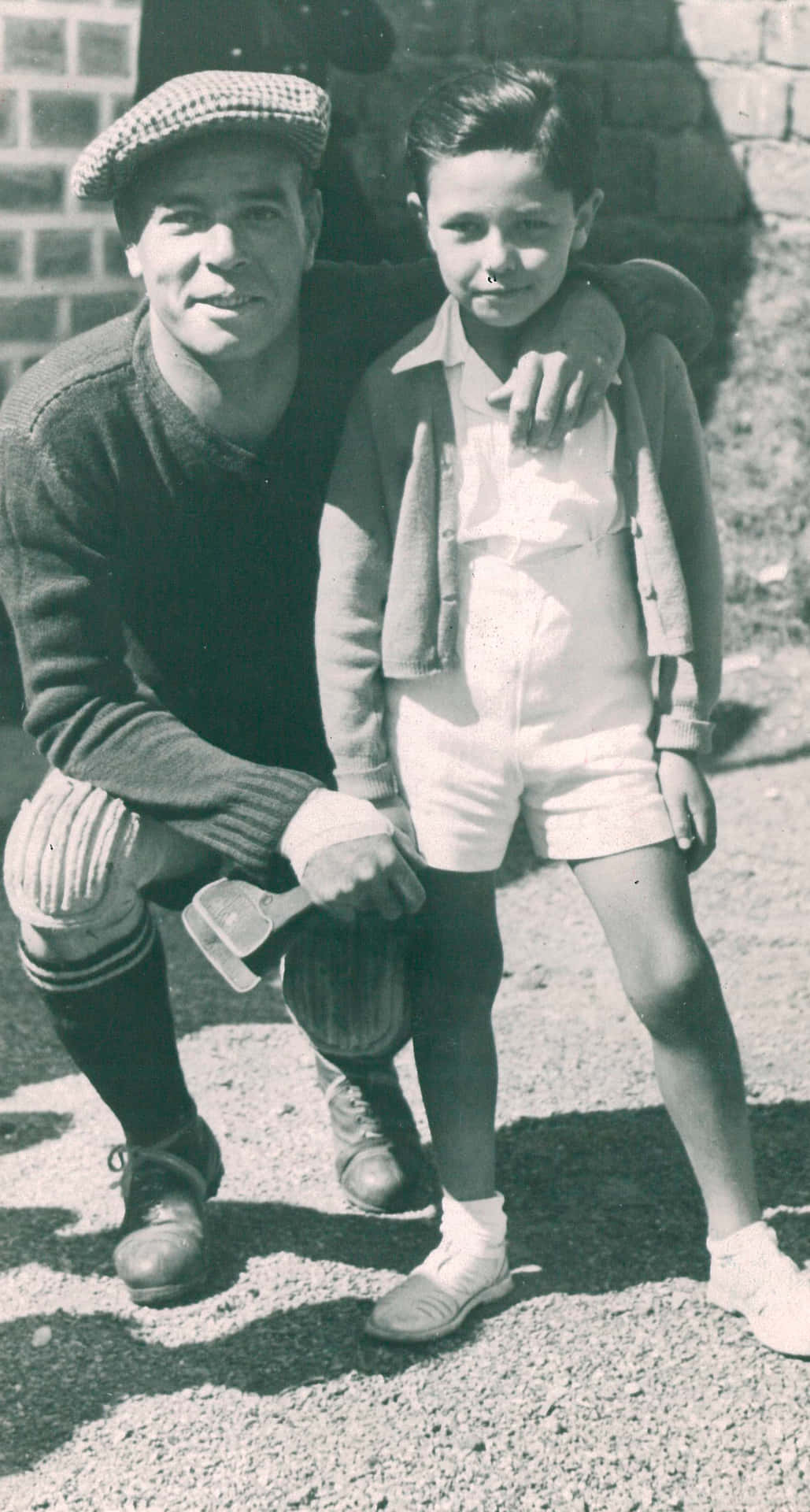 Futbolistaespañol Ricardo Zamora Con Un Niño. Fondo de pantalla
