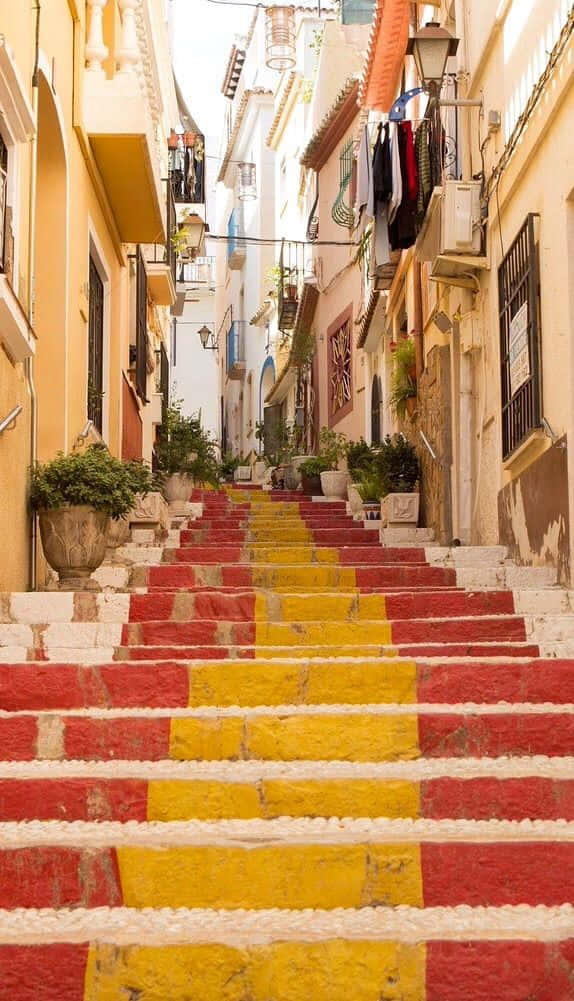 En gul og rød trappe fører til et bygning af ukendt formål