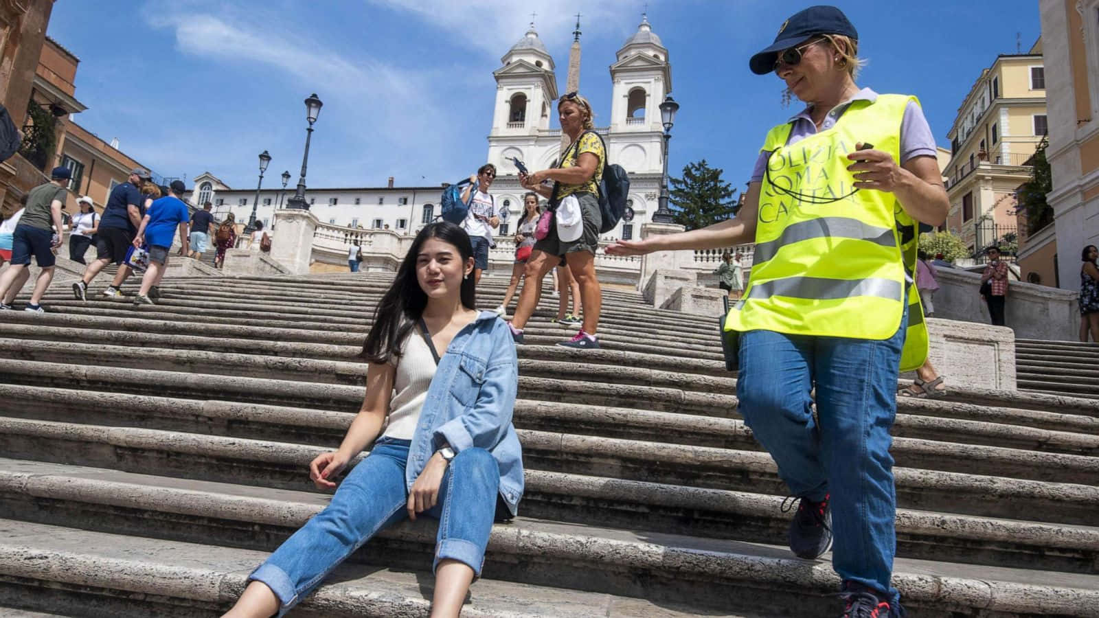 Mujerde Seguridad De Spanish Steps. Fondo de pantalla