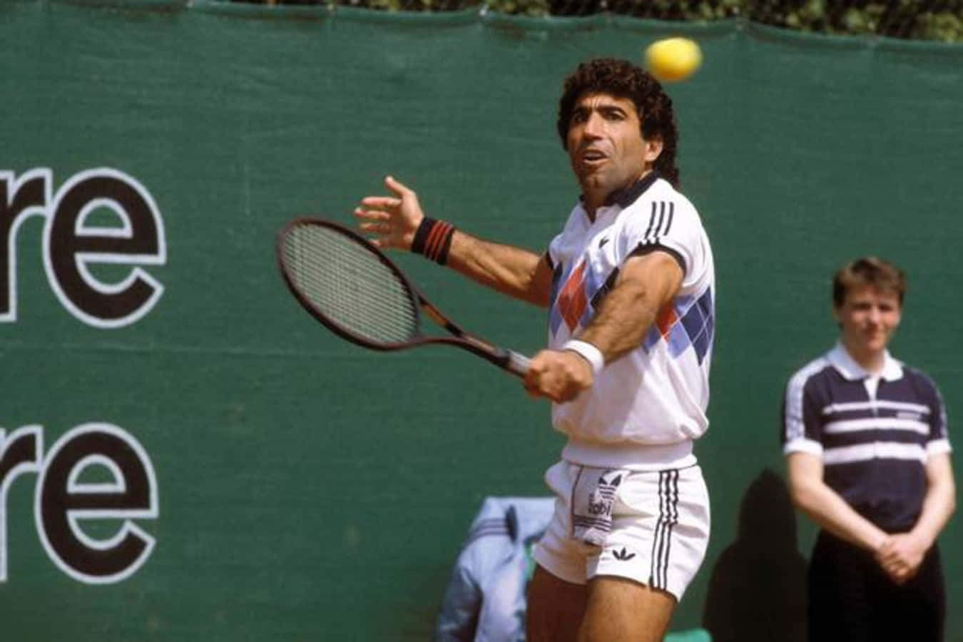 Giocatoredi Tennis Spagnolo Manuel Orantes Coppa Del Mondo Per Squadre 1985. Sfondo