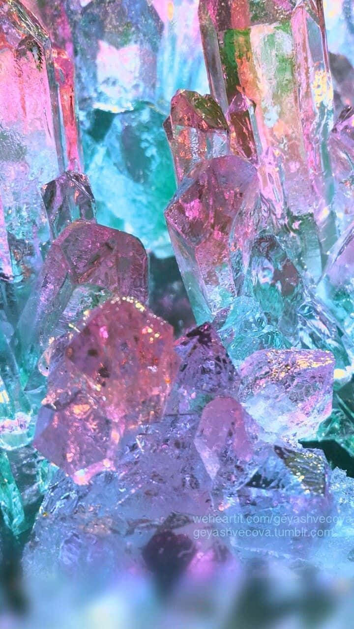 Enhög Med Kristaller I Rosa Och Blåa Färger Wallpaper