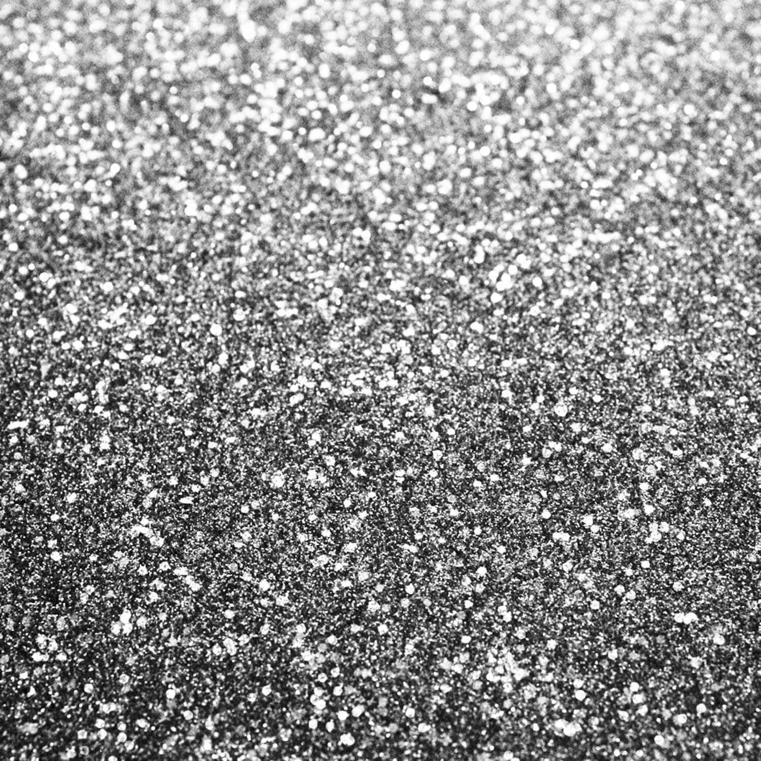 Et sort-hvidt foto af et glitrende overflade