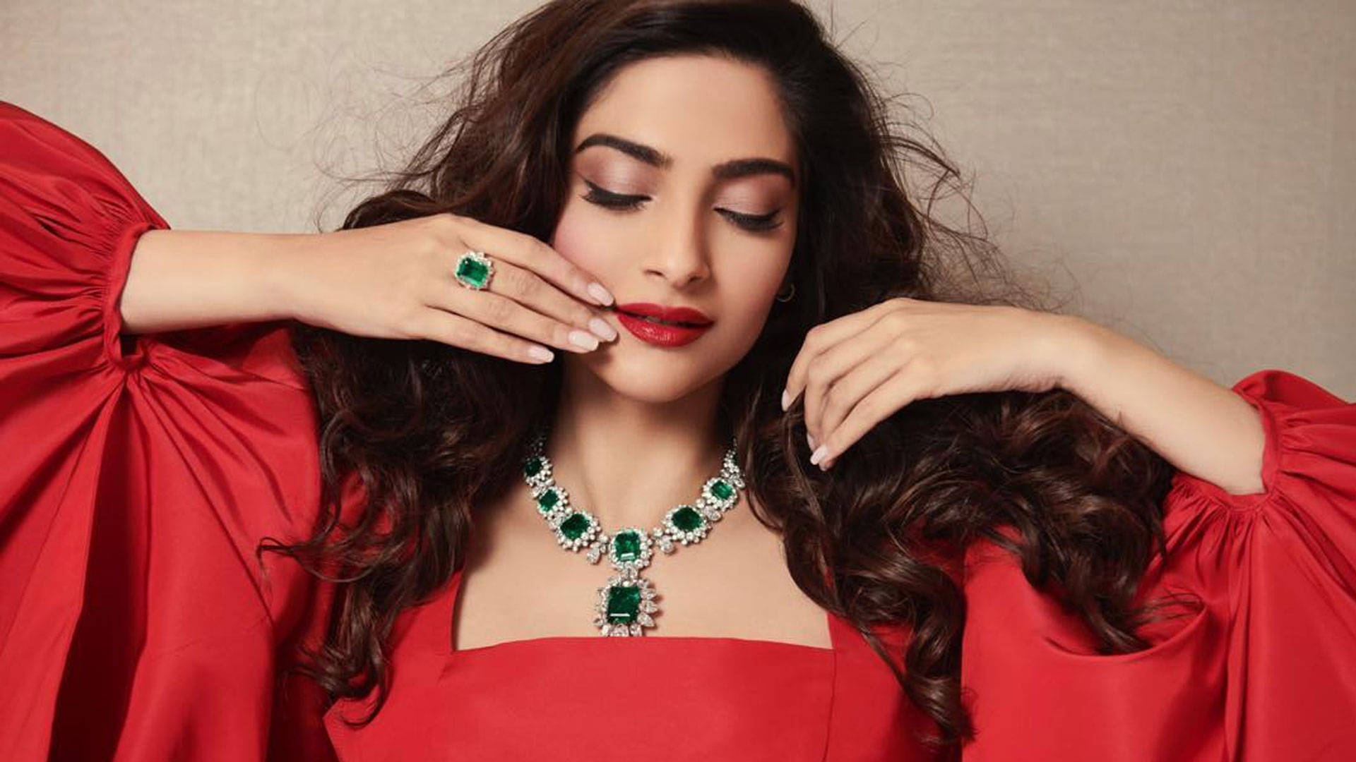 Sparkling Sonam Kapoor Jewelry Wallpaper