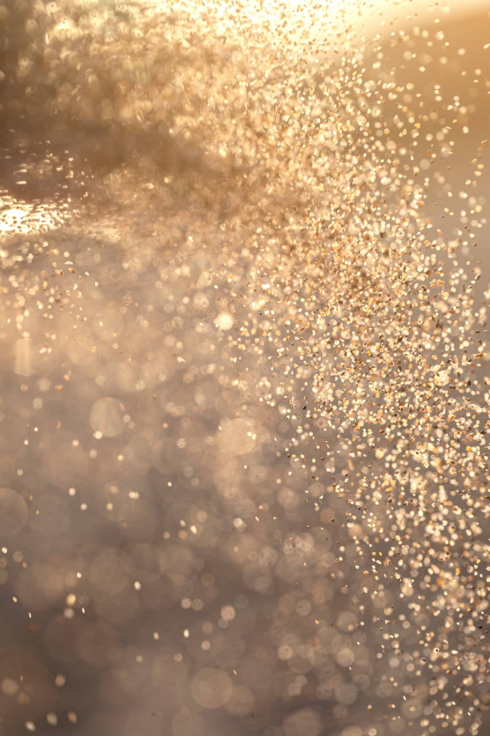 Falling Sparkly Gold Glitters Wallpaper