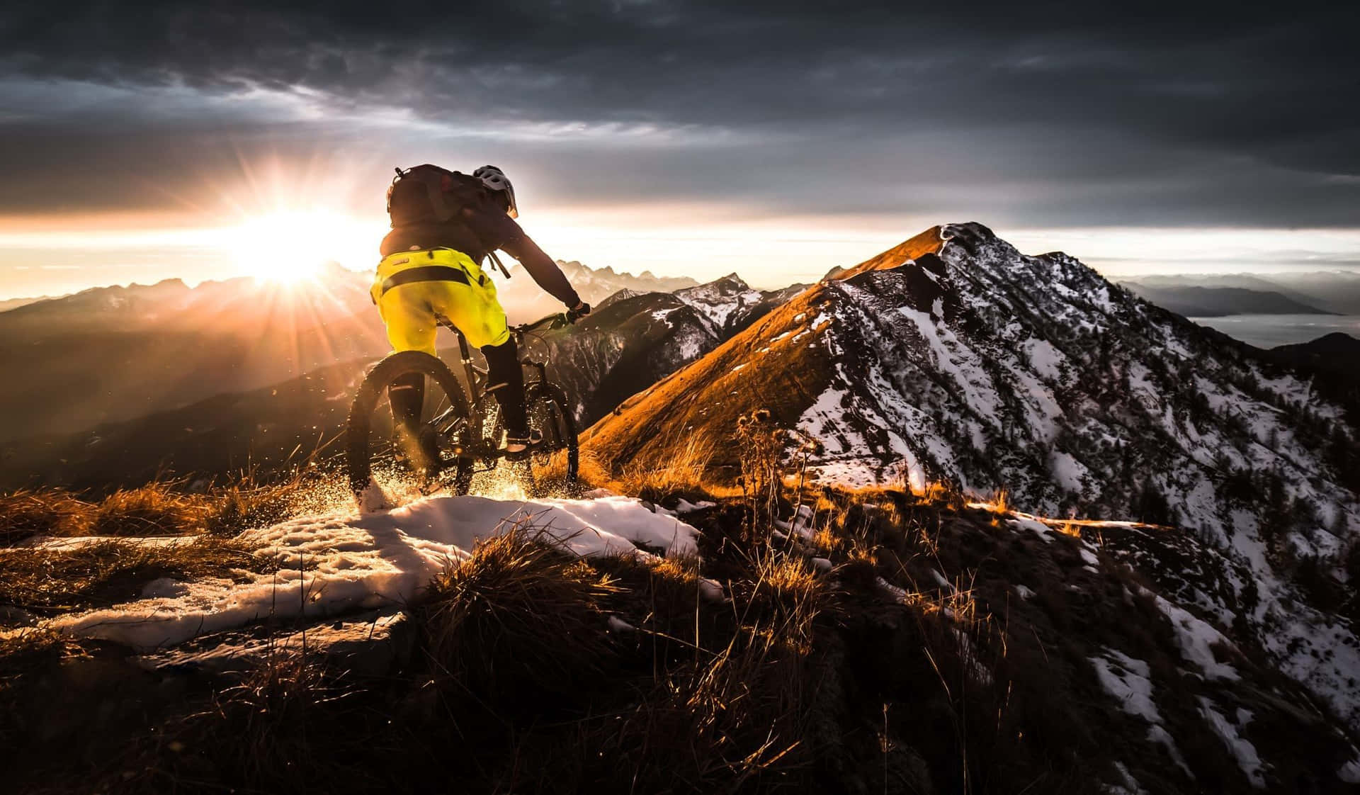 Specialiseret mountainbike på et sneklædt bjerg Wallpaper