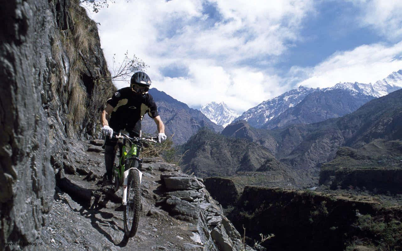 Specielt designet mountainbike-tapet i bjerglandskab Wallpaper