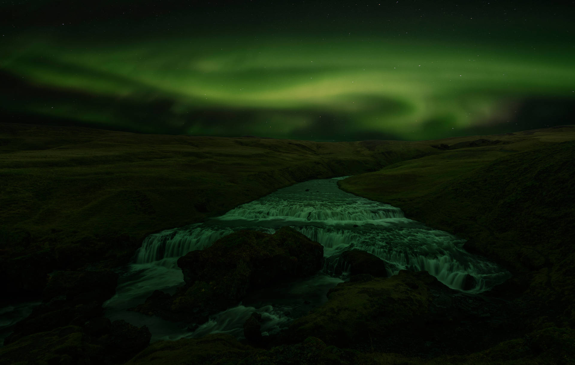 Espectacularaurora Boreal Verde Escura Em 4k. Papel de Parede