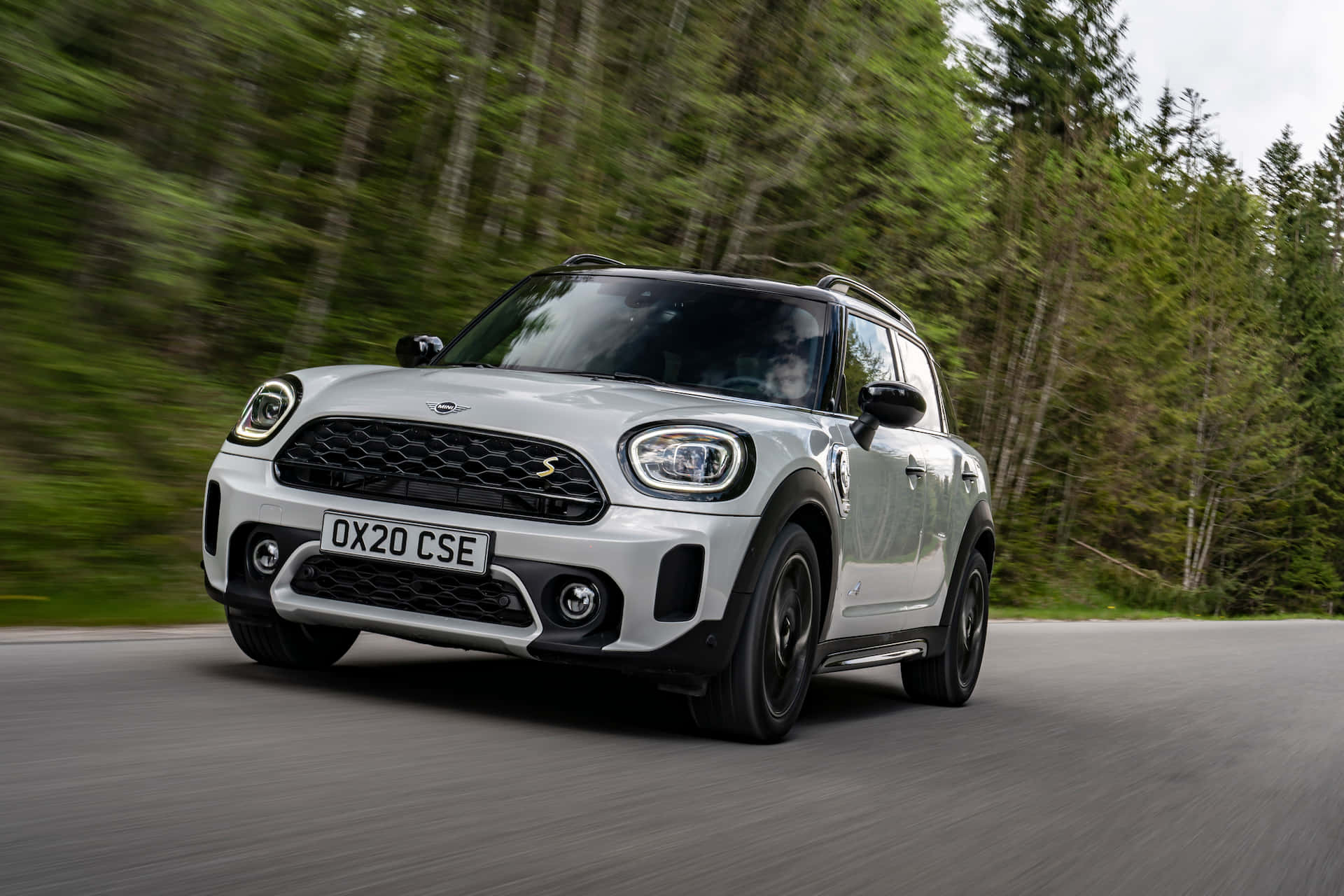 Spectacular Mini Paceman In Urban Landscape Wallpaper