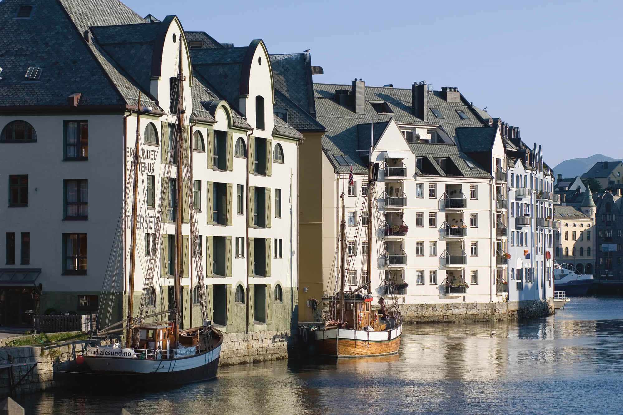 Spectacular Sunset Over The Charming Ålesund Town Wallpaper