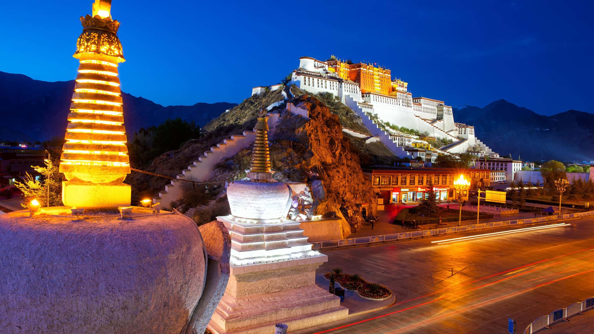Spectacular View At Night In Potala Palace, Lhasa Wallpaper