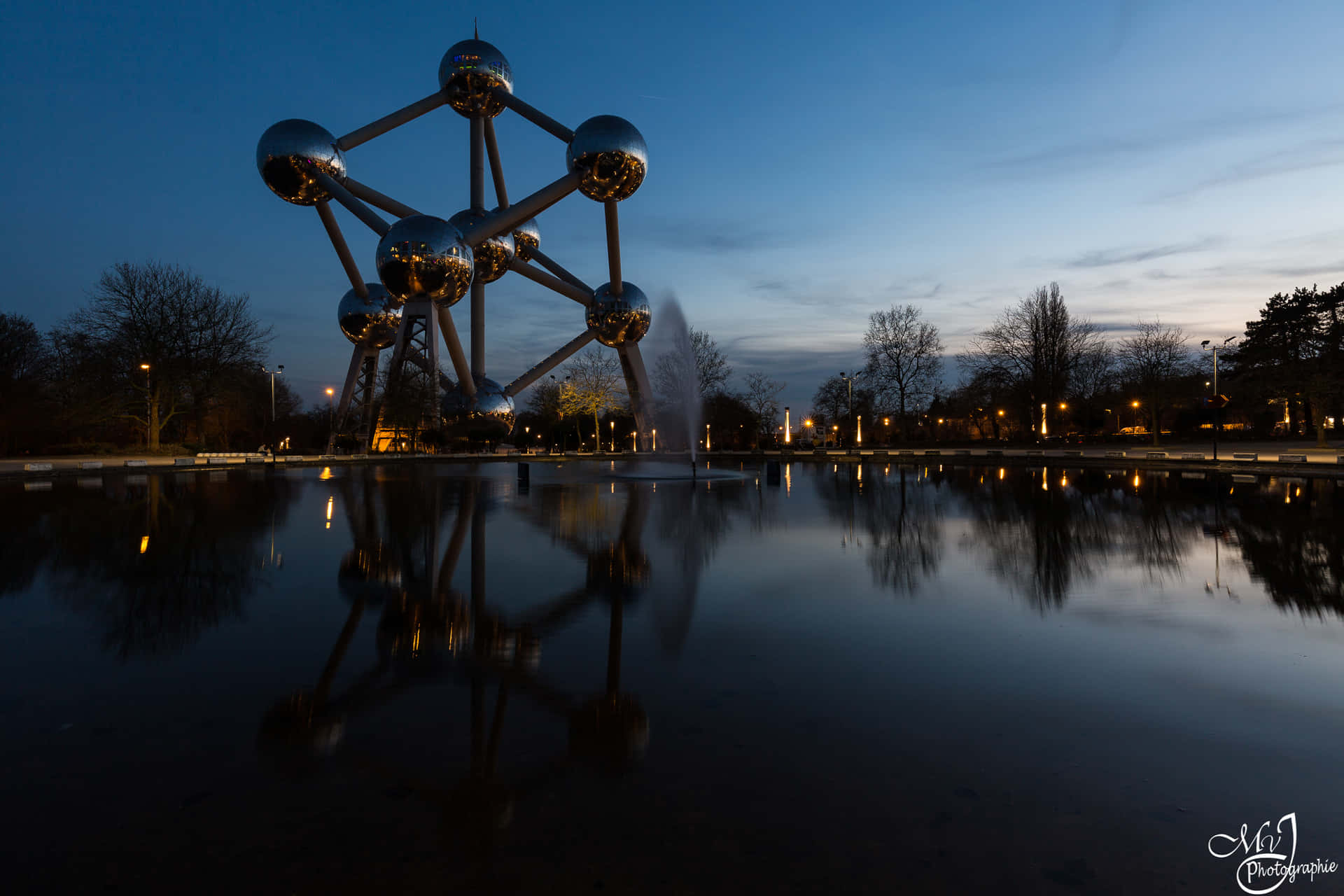 "spectacular View Of The Iconic Atomium In Brussels" Wallpaper