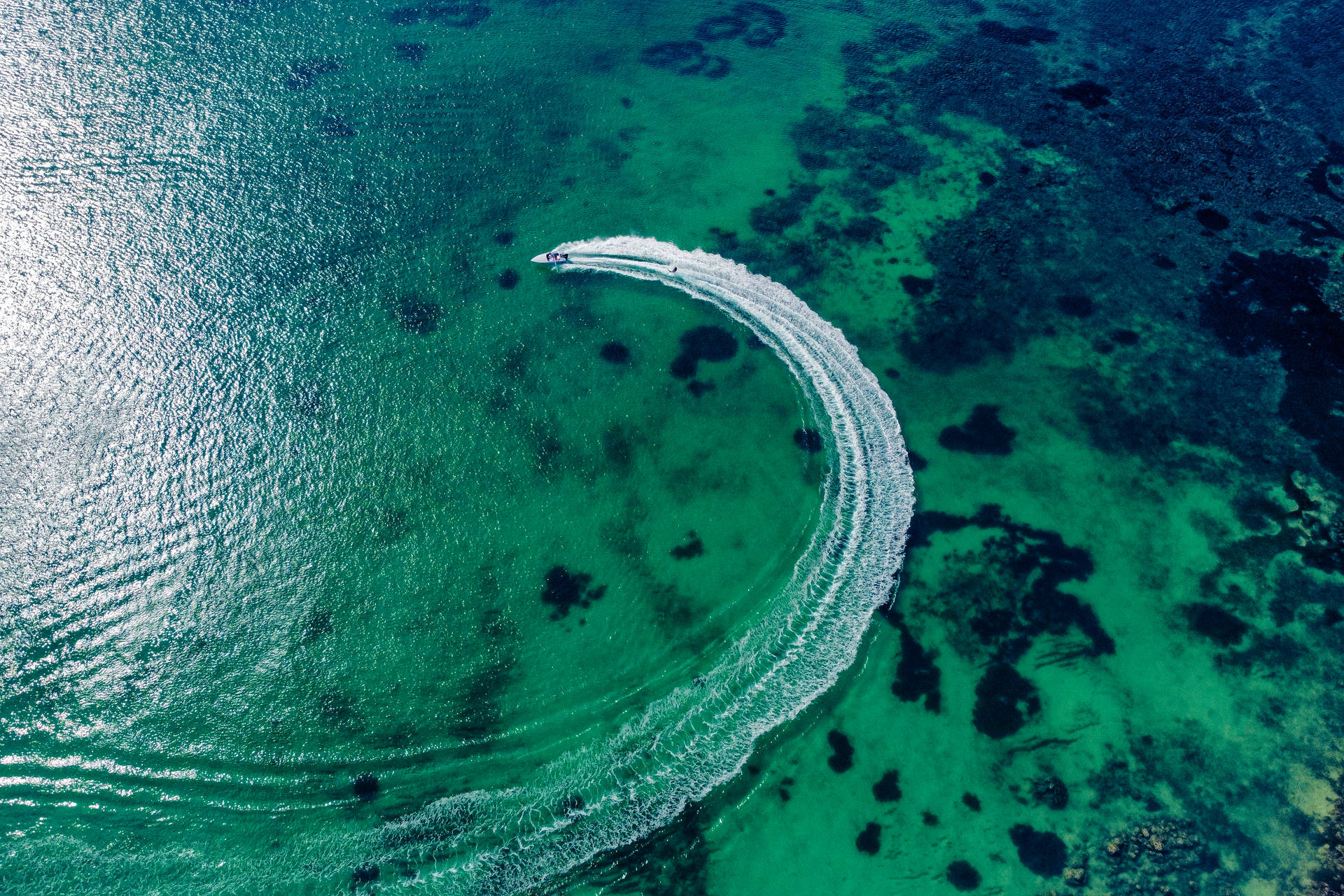 Motorbootauf Dem Ozean Von Mauritius Wallpaper