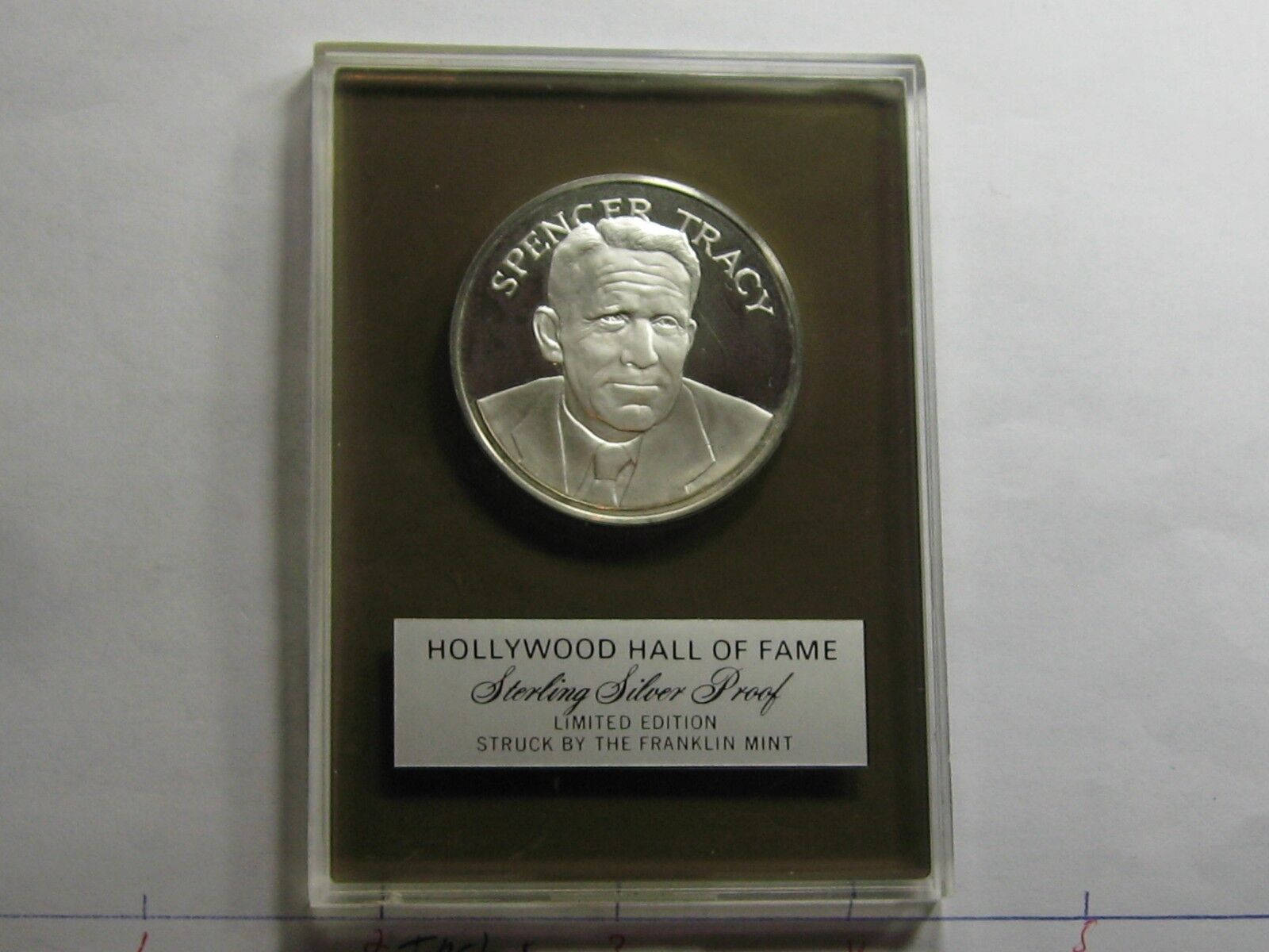 Spencertracy Hollywood Hall Of Fame Silver Coin Translated To Swedish In The Context Of Computer Or Mobile Wallpaper - Spencer Tracy Hollywood Hall Of Fame Silver-mynt. Wallpaper