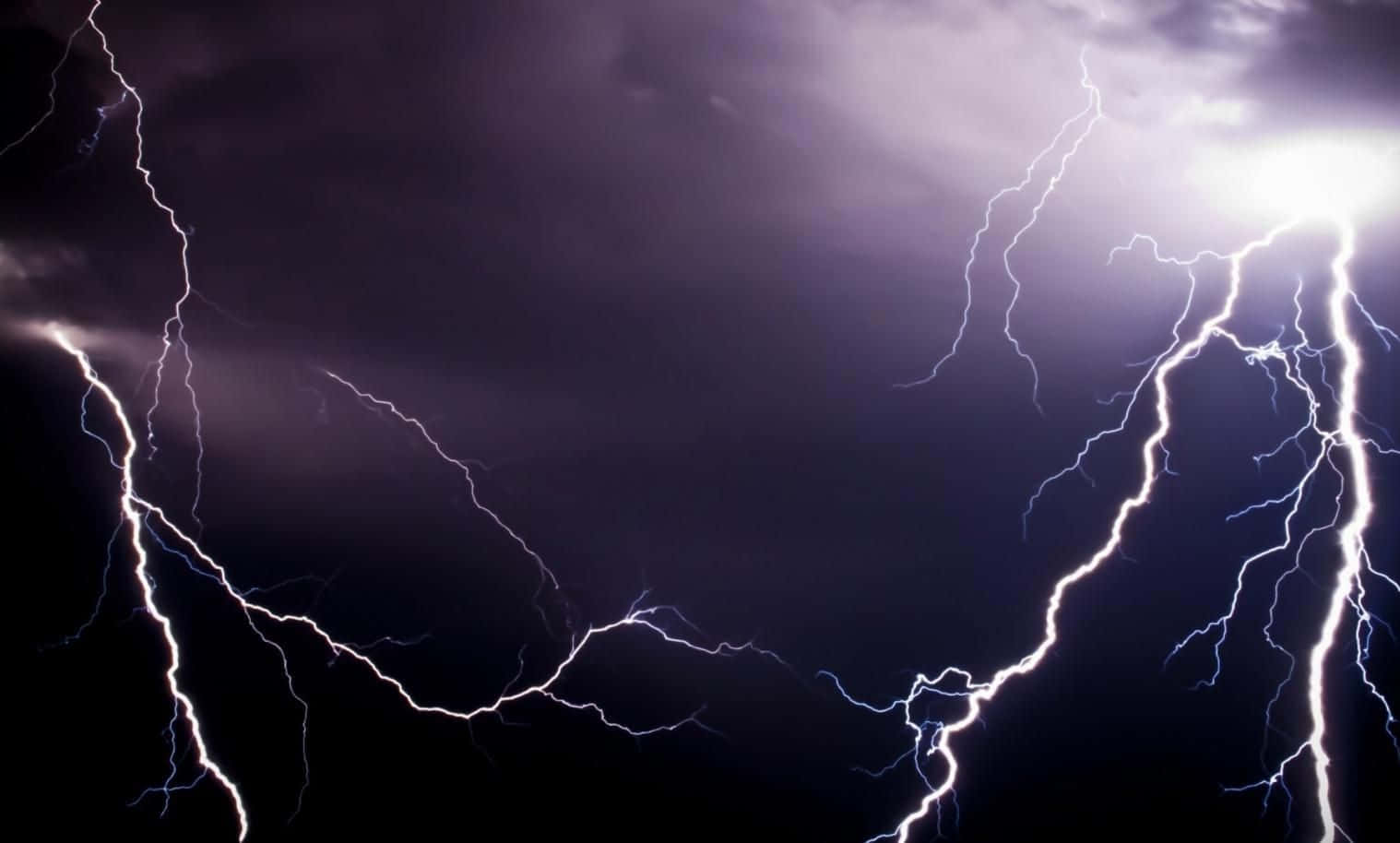 Spettacolareschermo Di Lampeggi Viola Nel Cielo Notturno