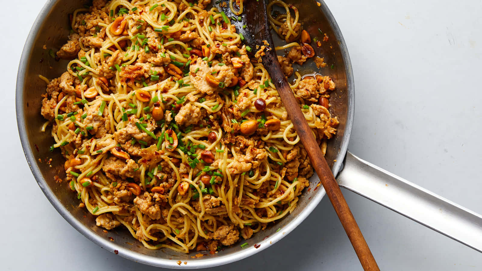 Spicy Sesame Noodles With Chicken And Peanuts Wallpaper
