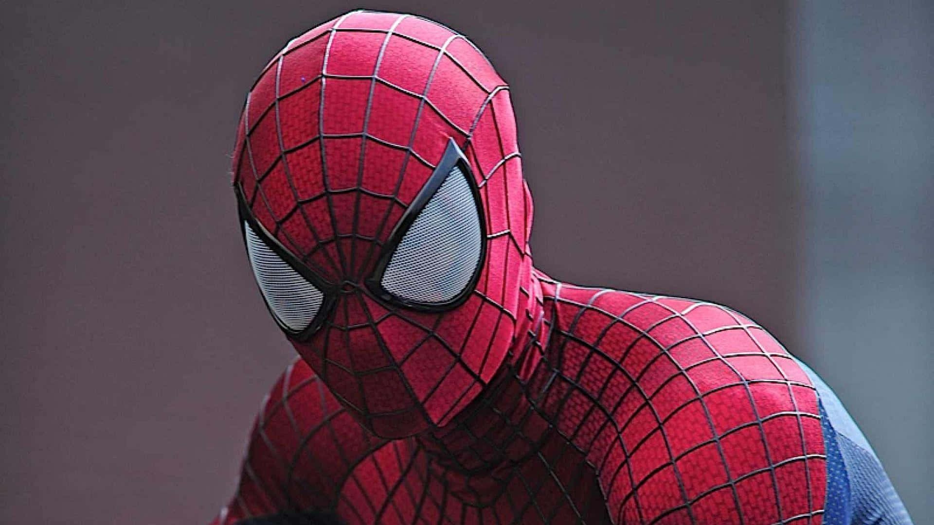Tobeymaguire Als Peter Parker In 'spider-man 2' Wallpaper