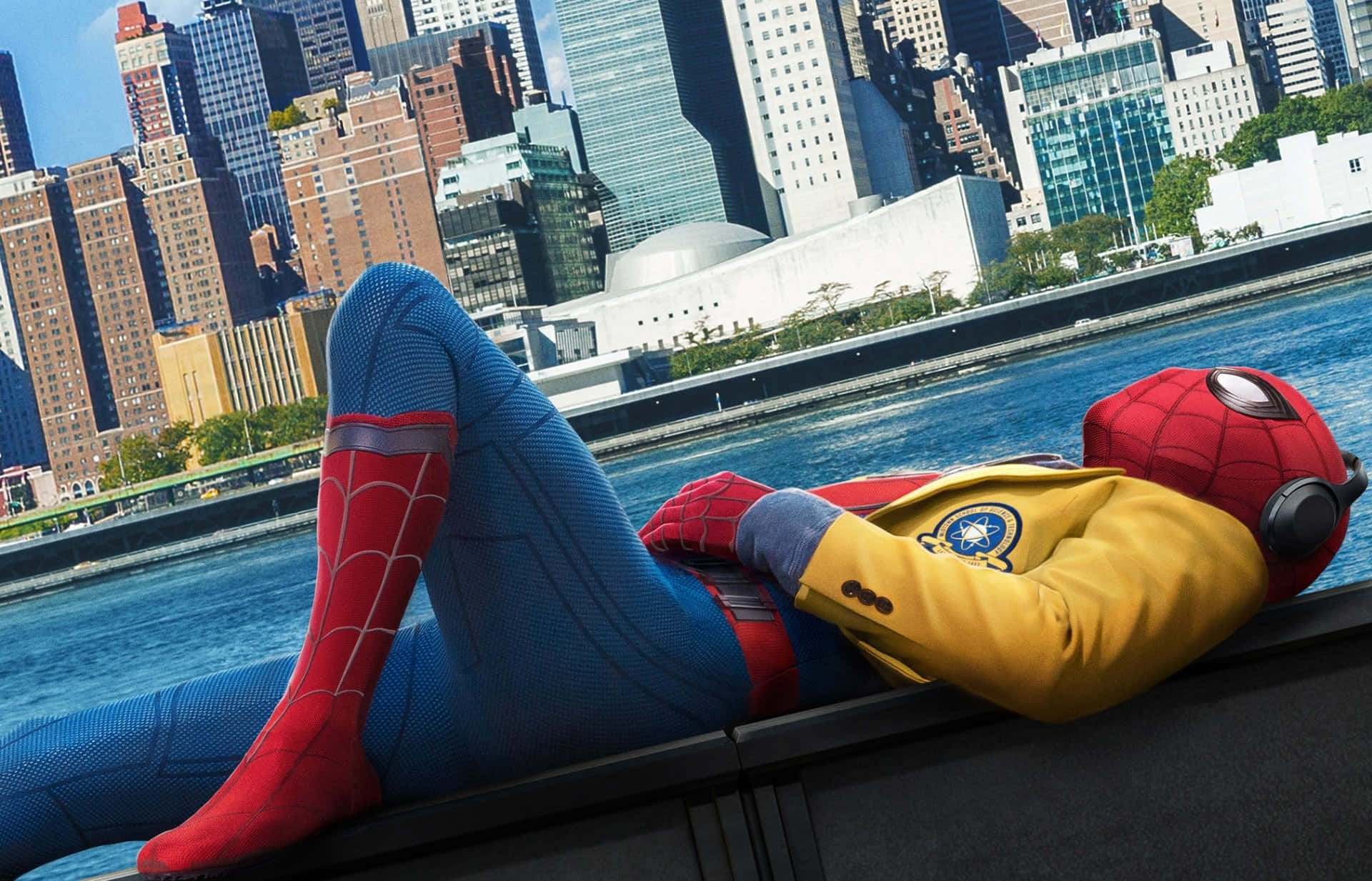 Spider-Man takes off into the depths of the city in Spider-Man Homecoming Wallpaper
