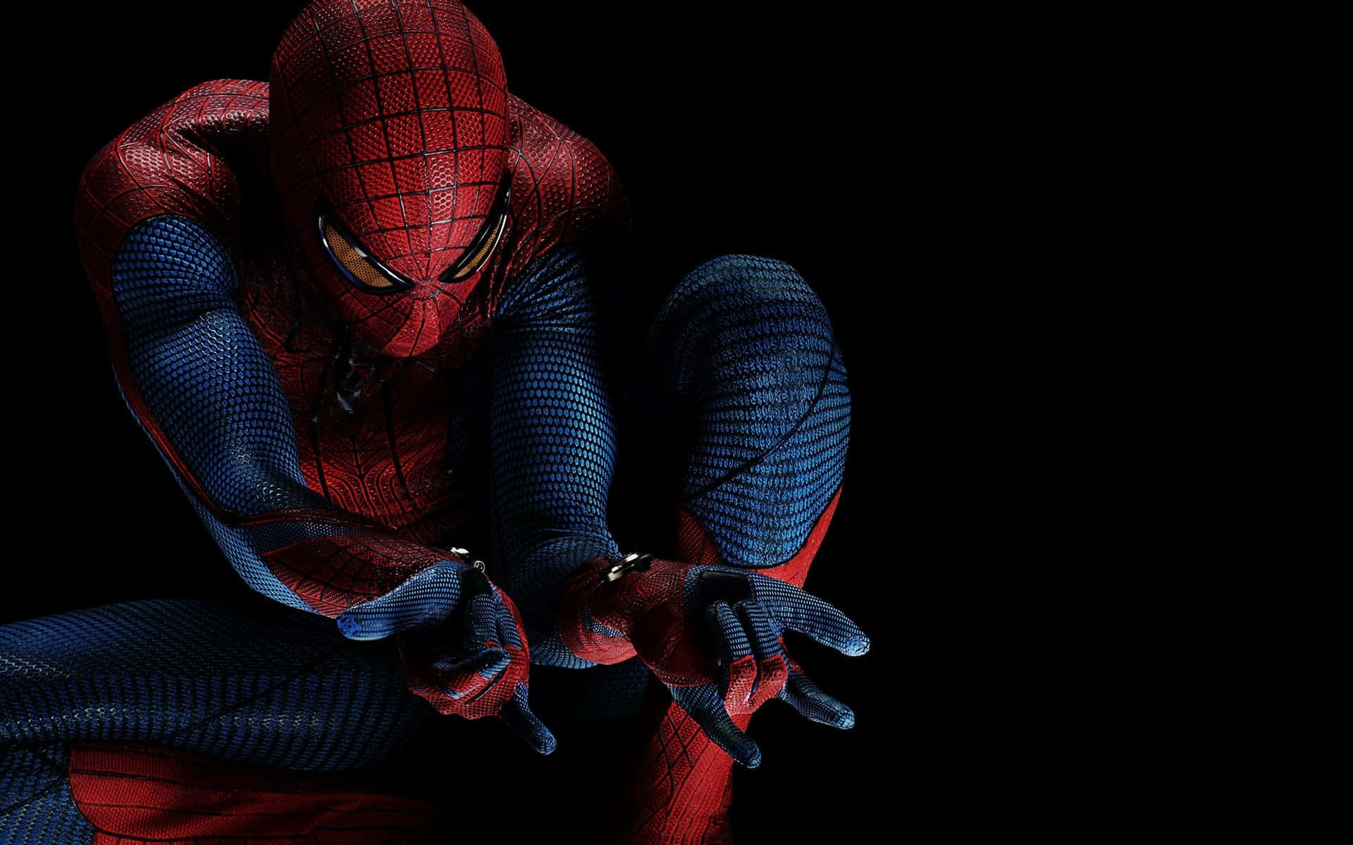 Spider-man Swinging Through The City Wallpaper