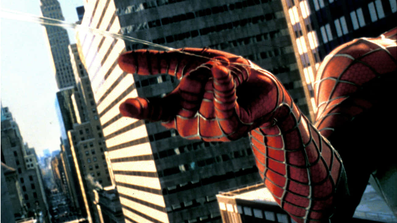 Spiderman En Acción Con Lanzatelarañas Fondo de pantalla