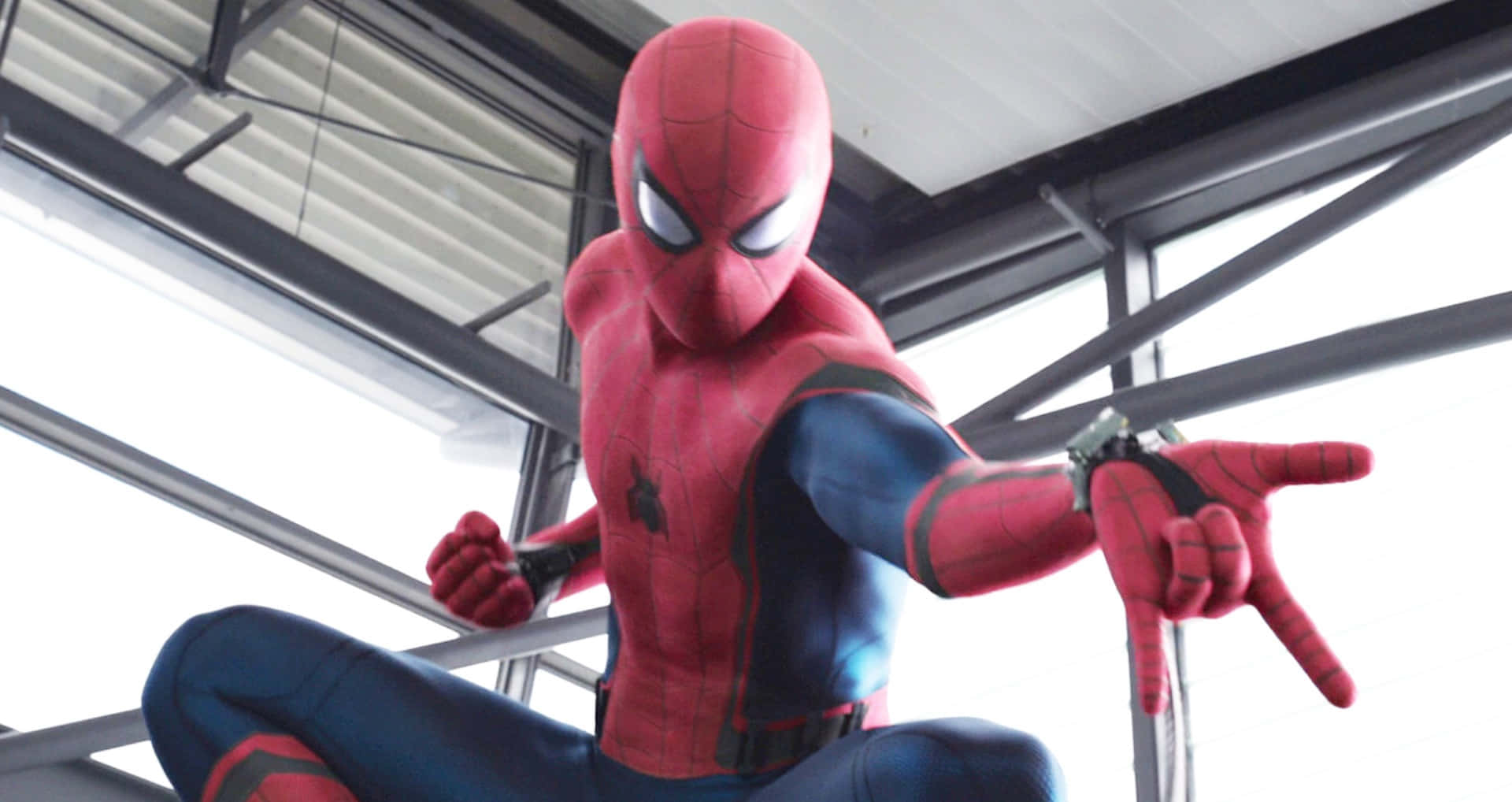 Spiderman Lanzando Telarañas Desde Su Lanzatelarañas Fondo de pantalla