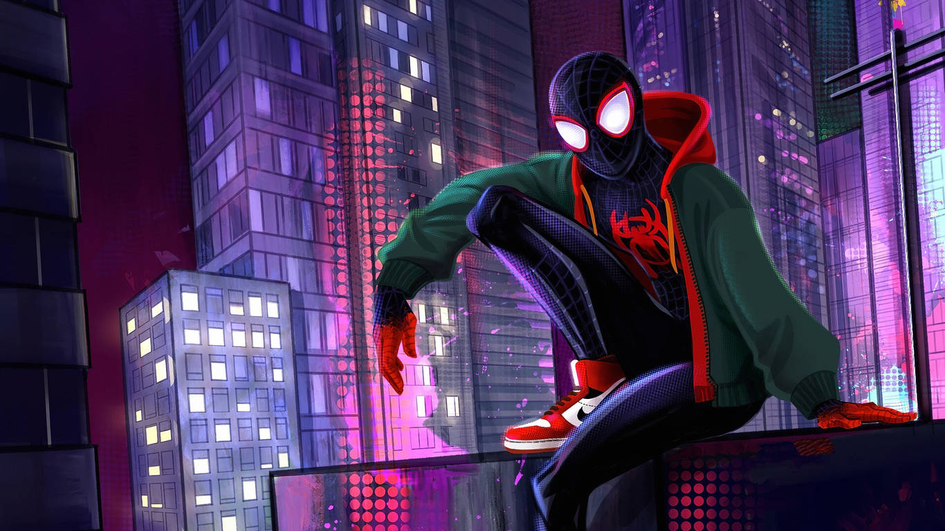 Elasombroso Spiderman Balanceándose En La Ciudad. Fondo de pantalla