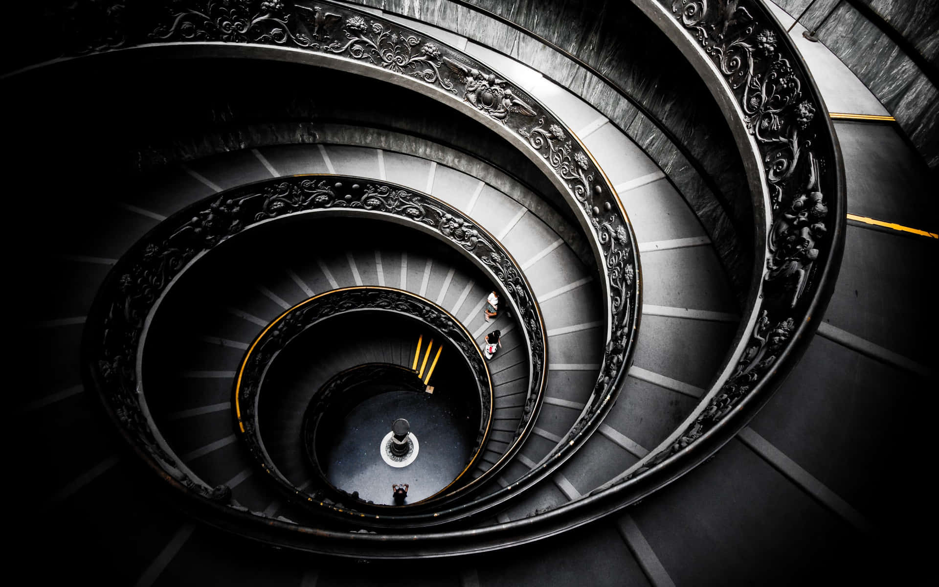 Lad dig inspirere af den komplekse skønhed fra et spiralmønstret tapet.
