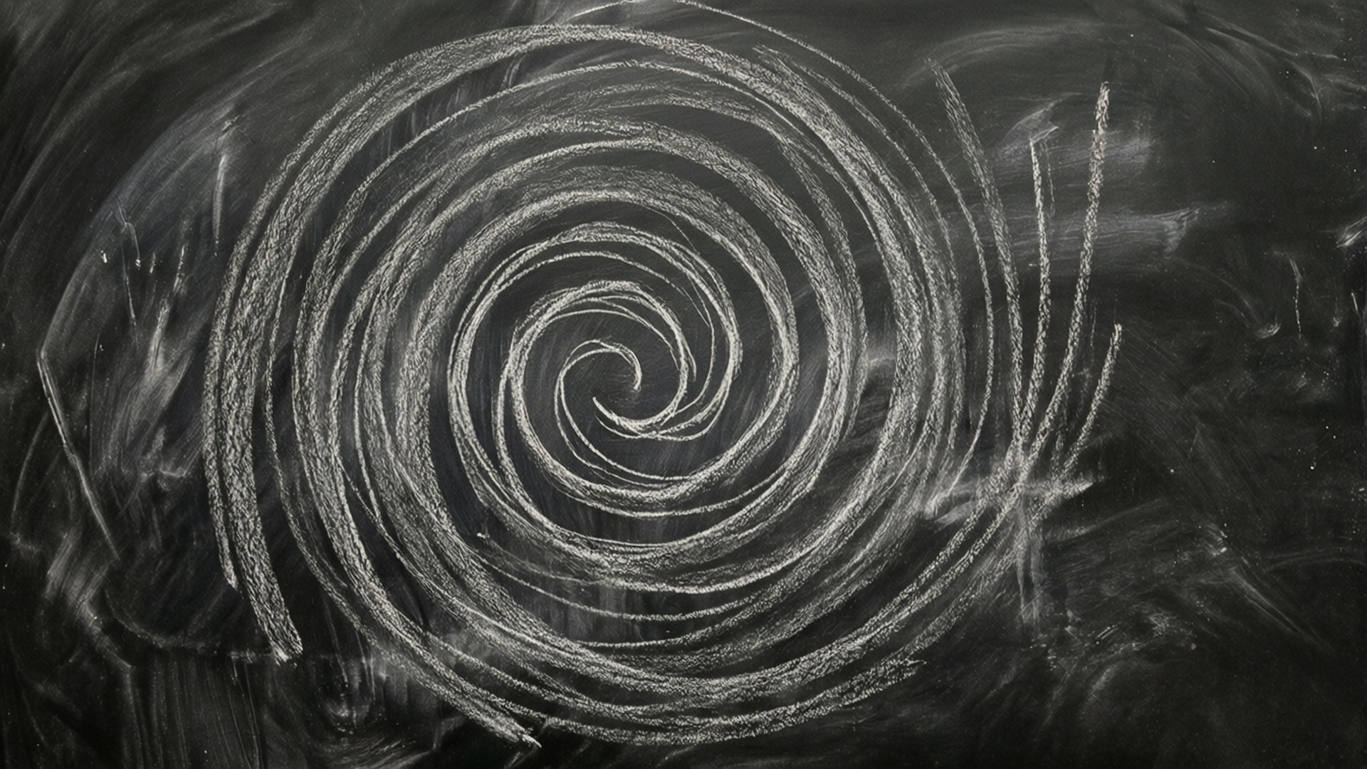 Quadro-negro com padrão espiral de giz ilegível, manchas, criativo.
