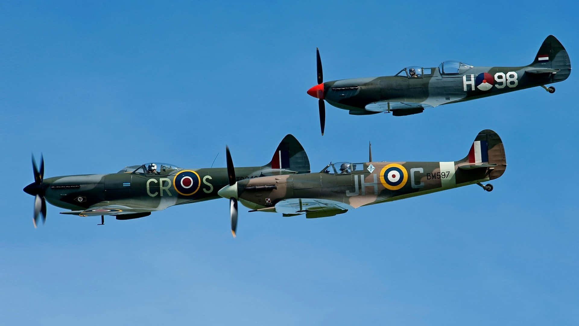 Ettvackert Spitfire Flyger Genom En Pittoresk Himmel. Wallpaper