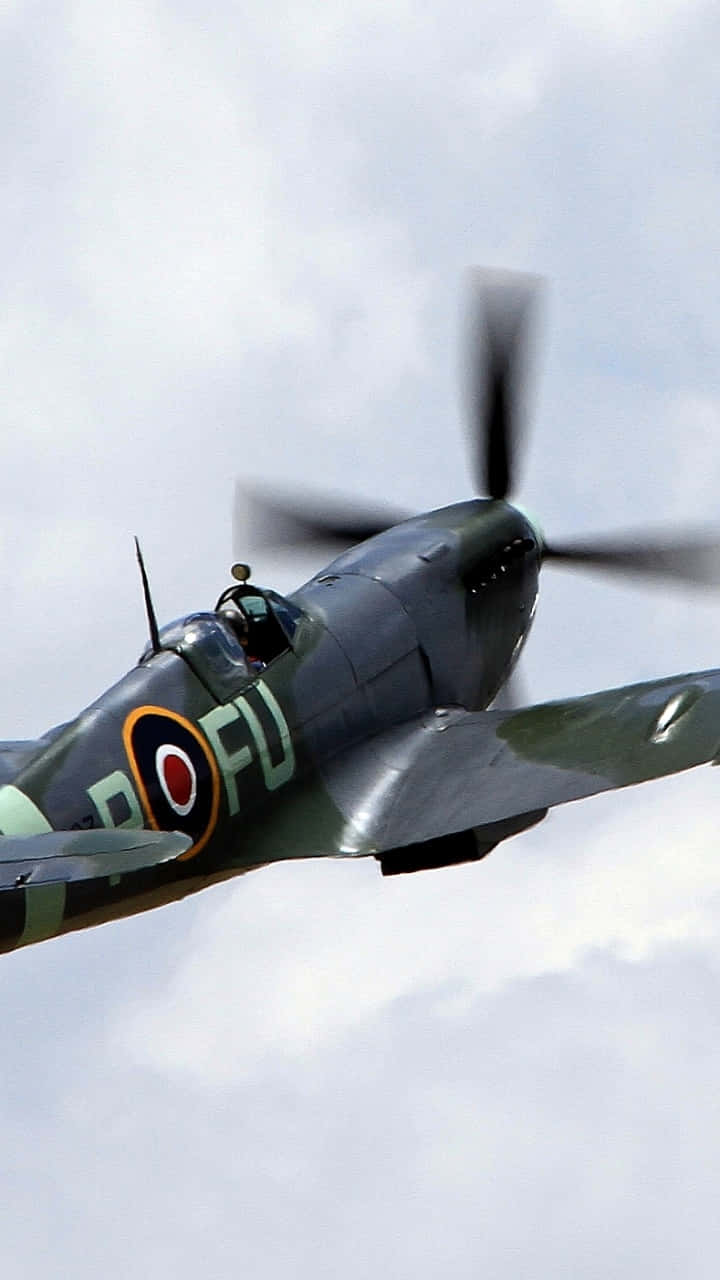 Unavión Spitfire Volando Sobre El Mar Fondo de pantalla