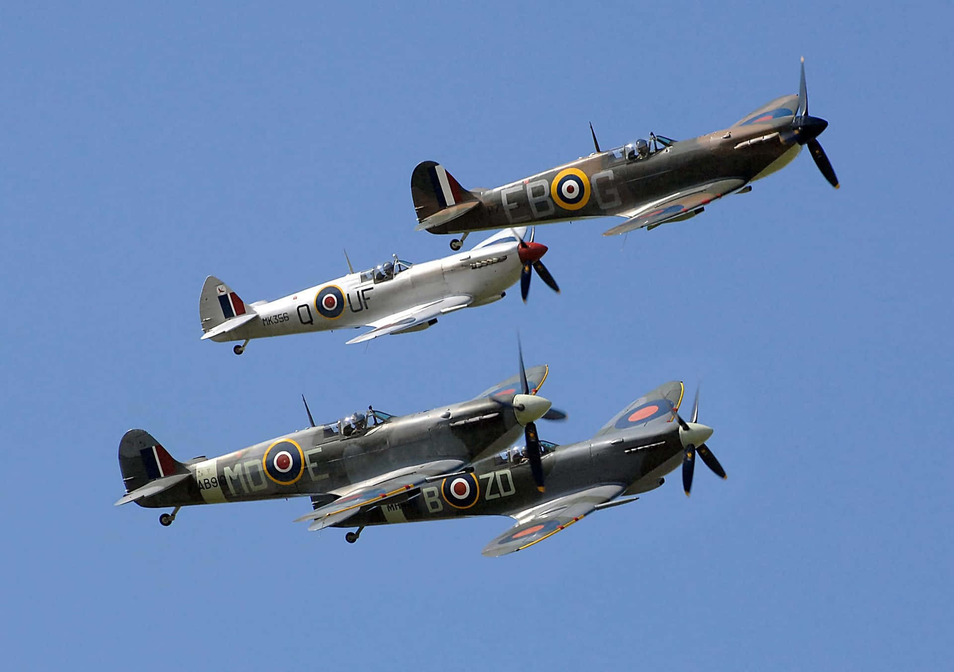 Et ikonisk Spitfire-fly flyvende over England. Wallpaper