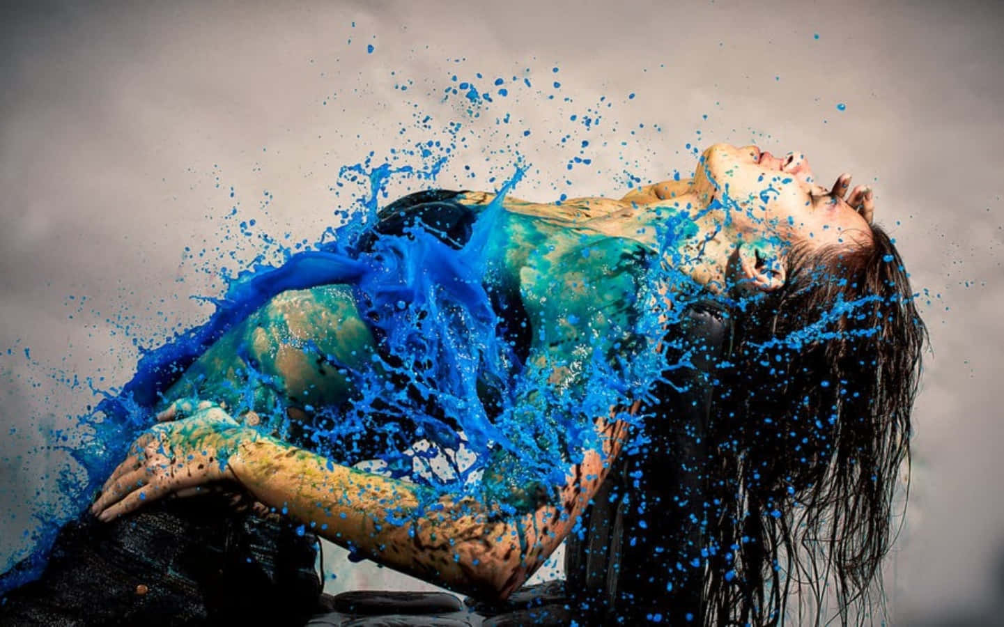 Unamujer Con Pintura Azul Salpicada En Su Rostro