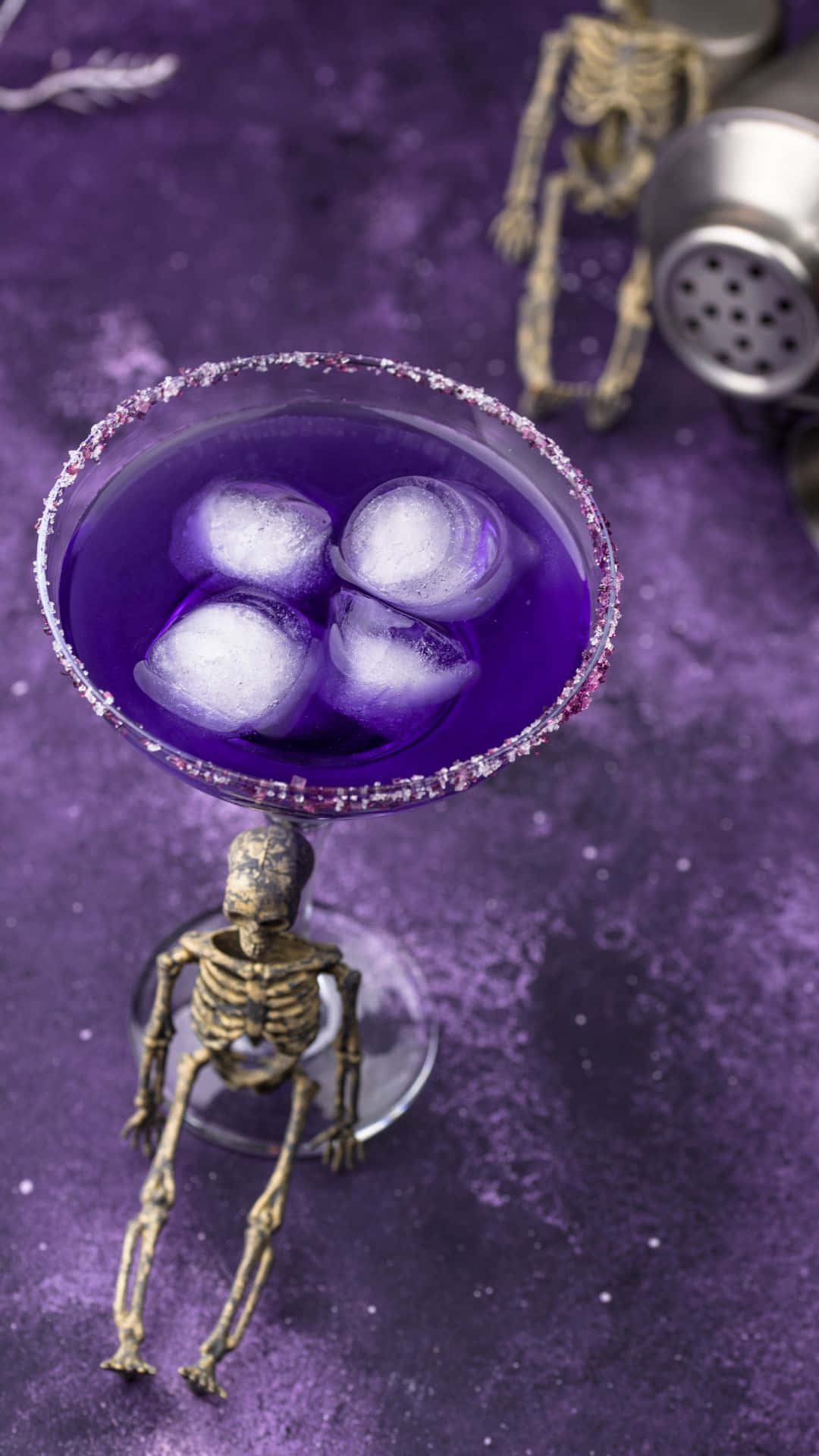 Make your Halloween party spookier with these delicious and spooky cocktails! Wallpaper