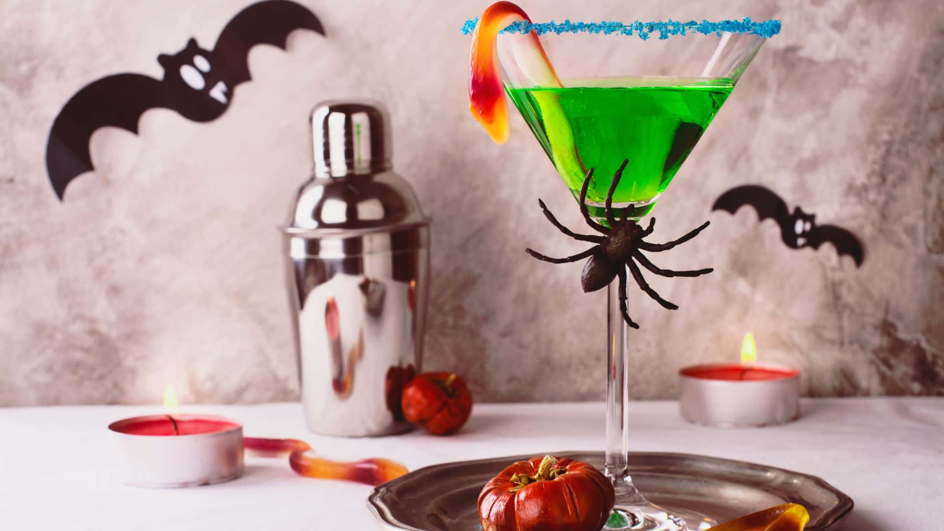 Add a bit of spookiness to your drinks with these spooky cocktails! Wallpaper