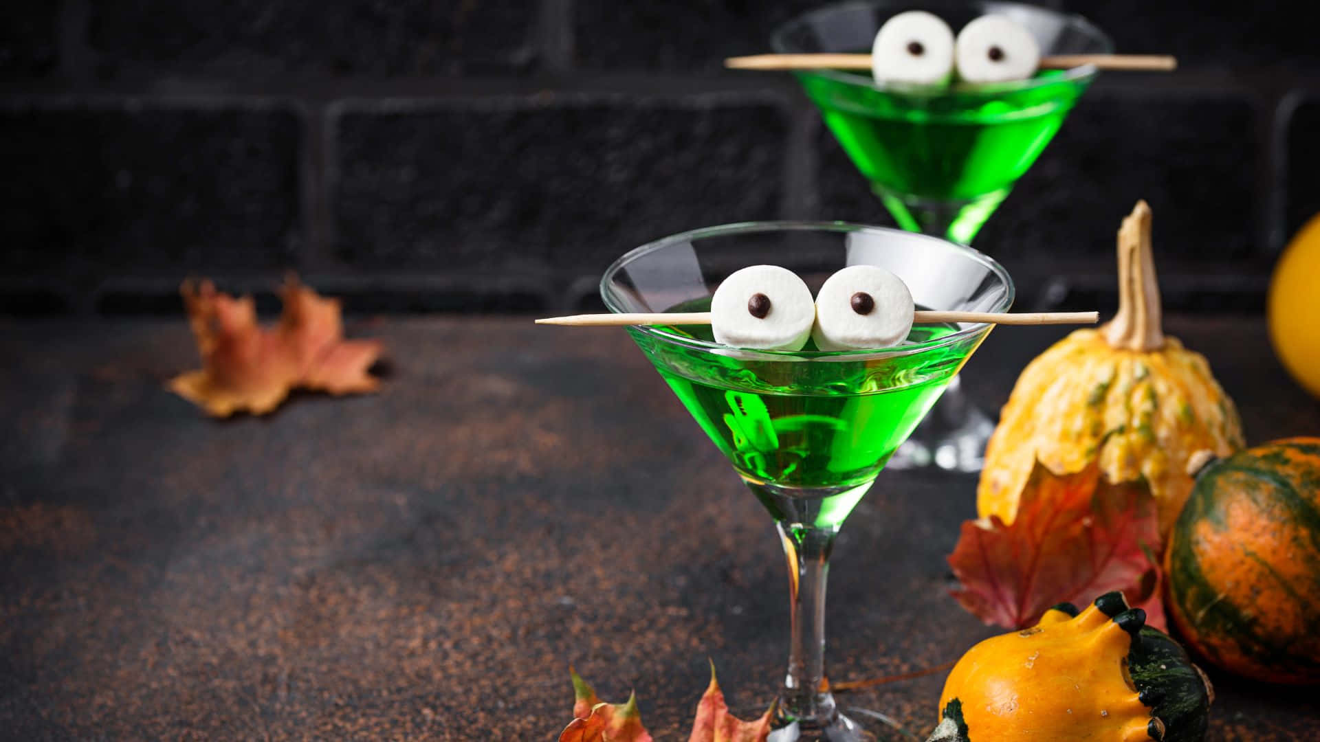 Enjoy these spooky cocktails for your Halloween Party! Wallpaper