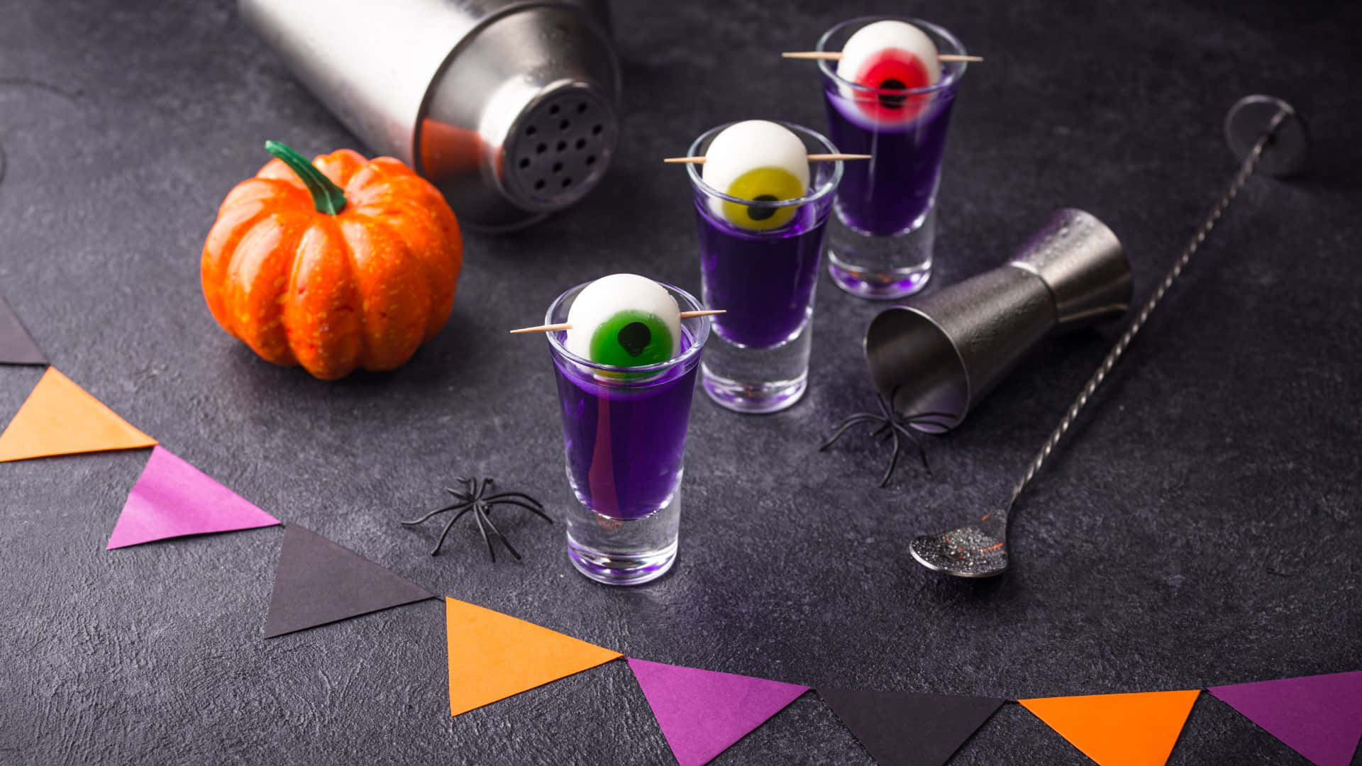 Get in the Halloween spirit with these Spooky Cocktails! Wallpaper