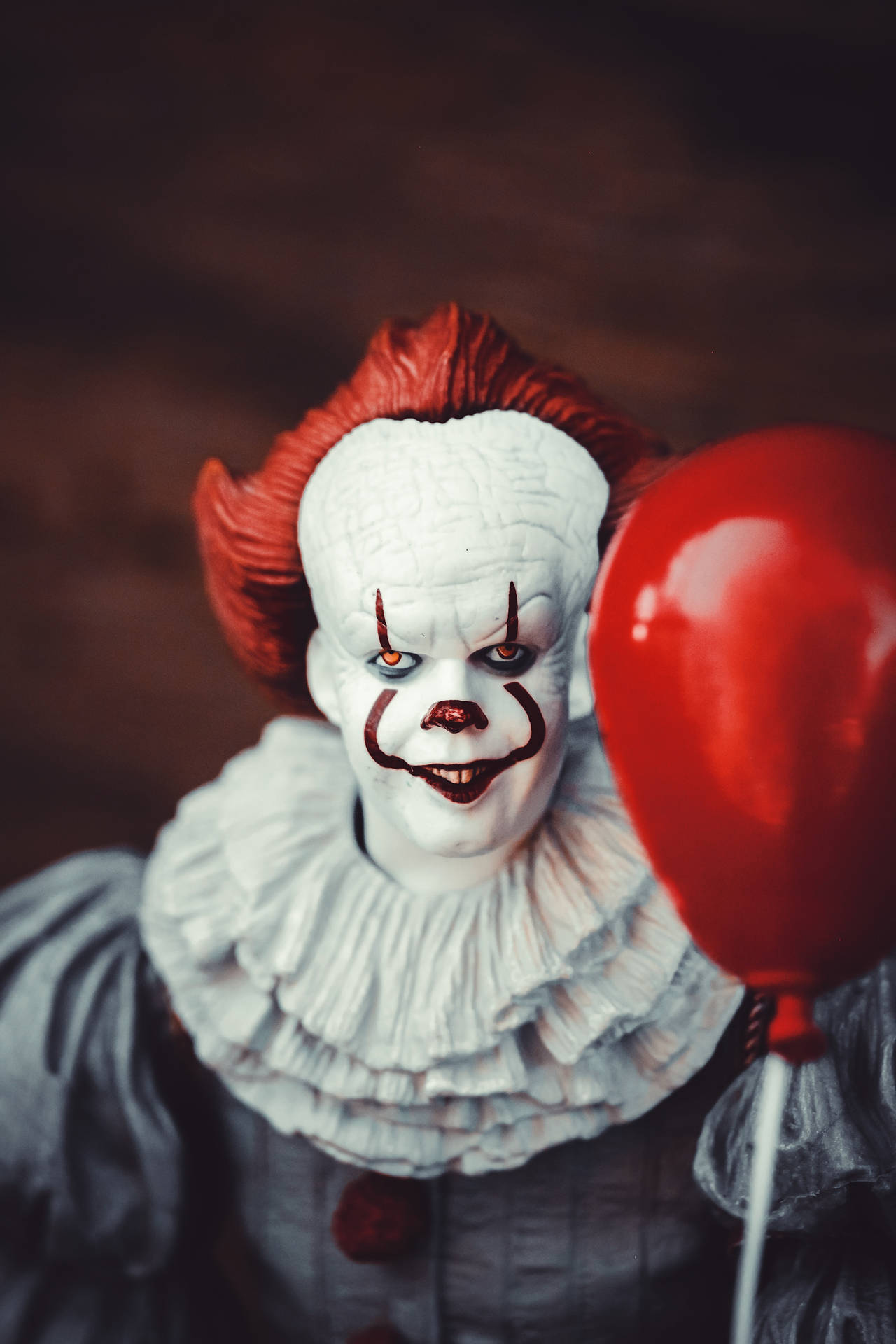 Spooky Pennywise And Balloon Figurine