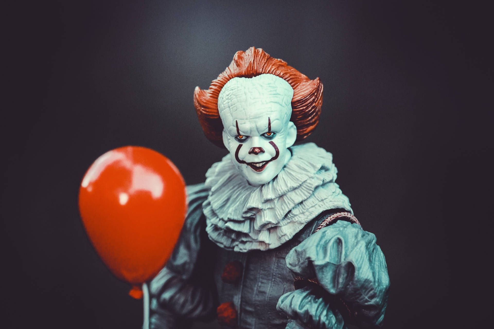Spooky Pennywise Holding Red Balloon Wallpaper