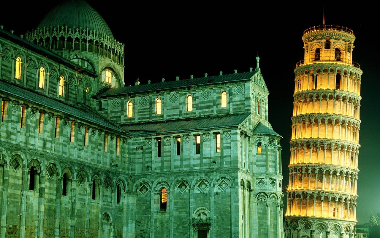 Läskigalutande Tornet I Pisa. Wallpaper