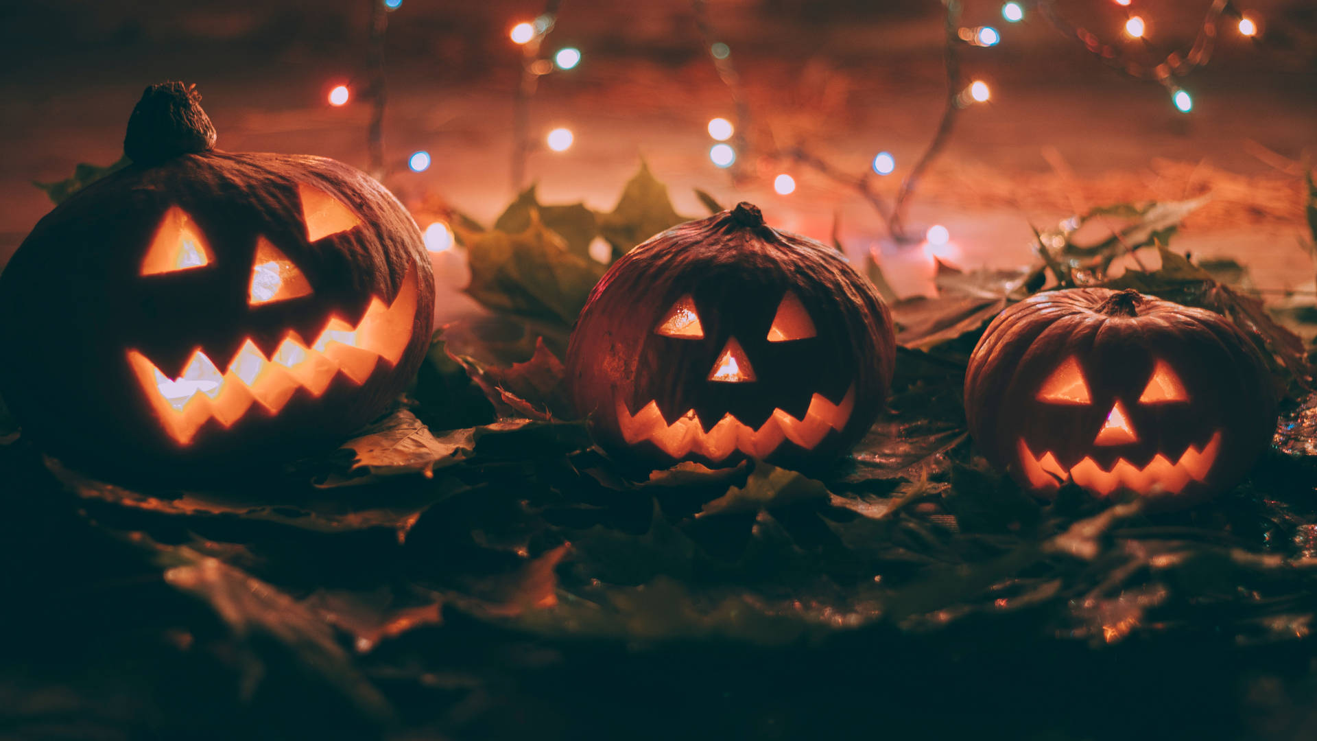 Spooky Sæson Tre Græskar er klar til Halloween. Wallpaper