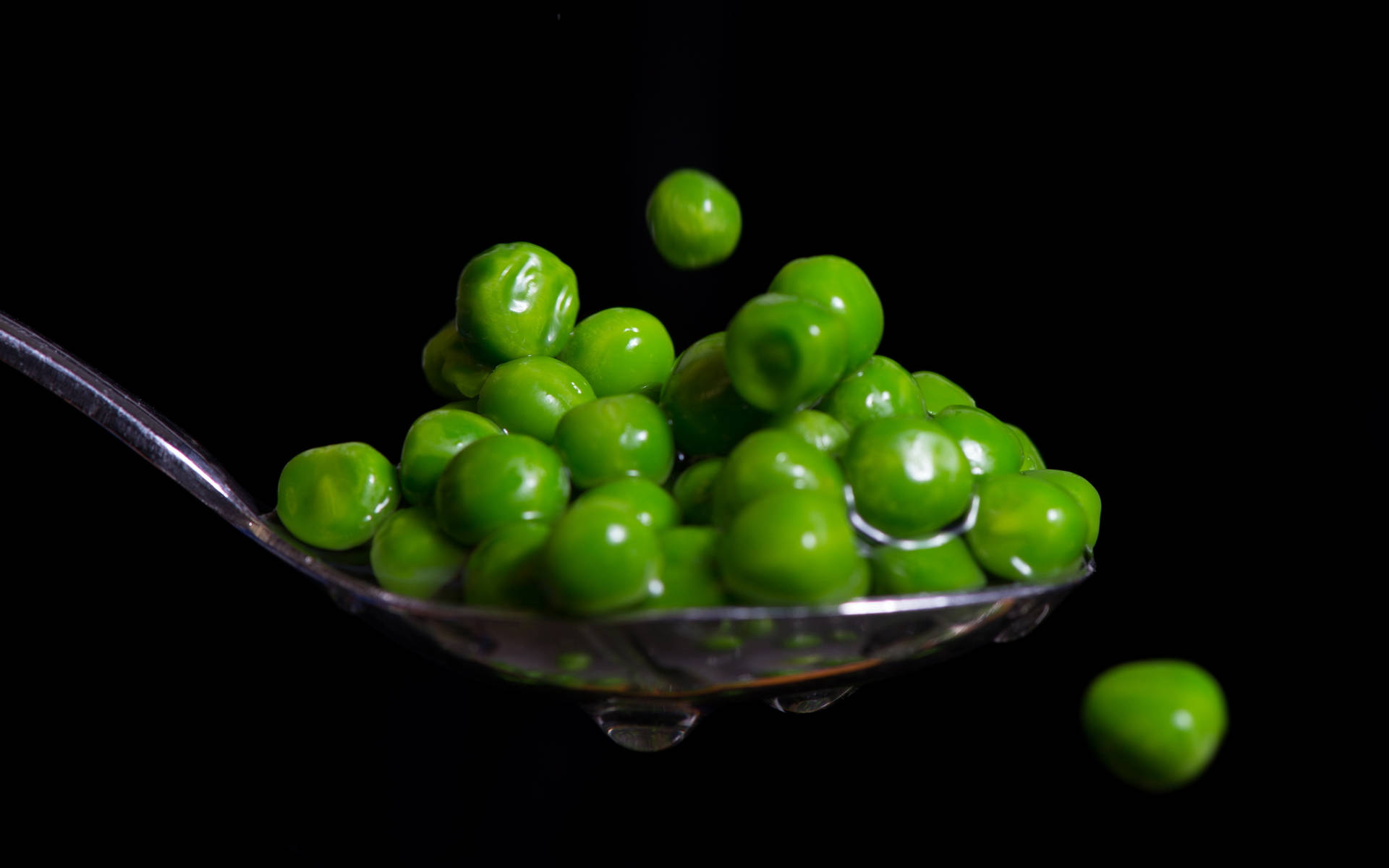 Spoonful Of Vegetable Green Peas Wallpaper