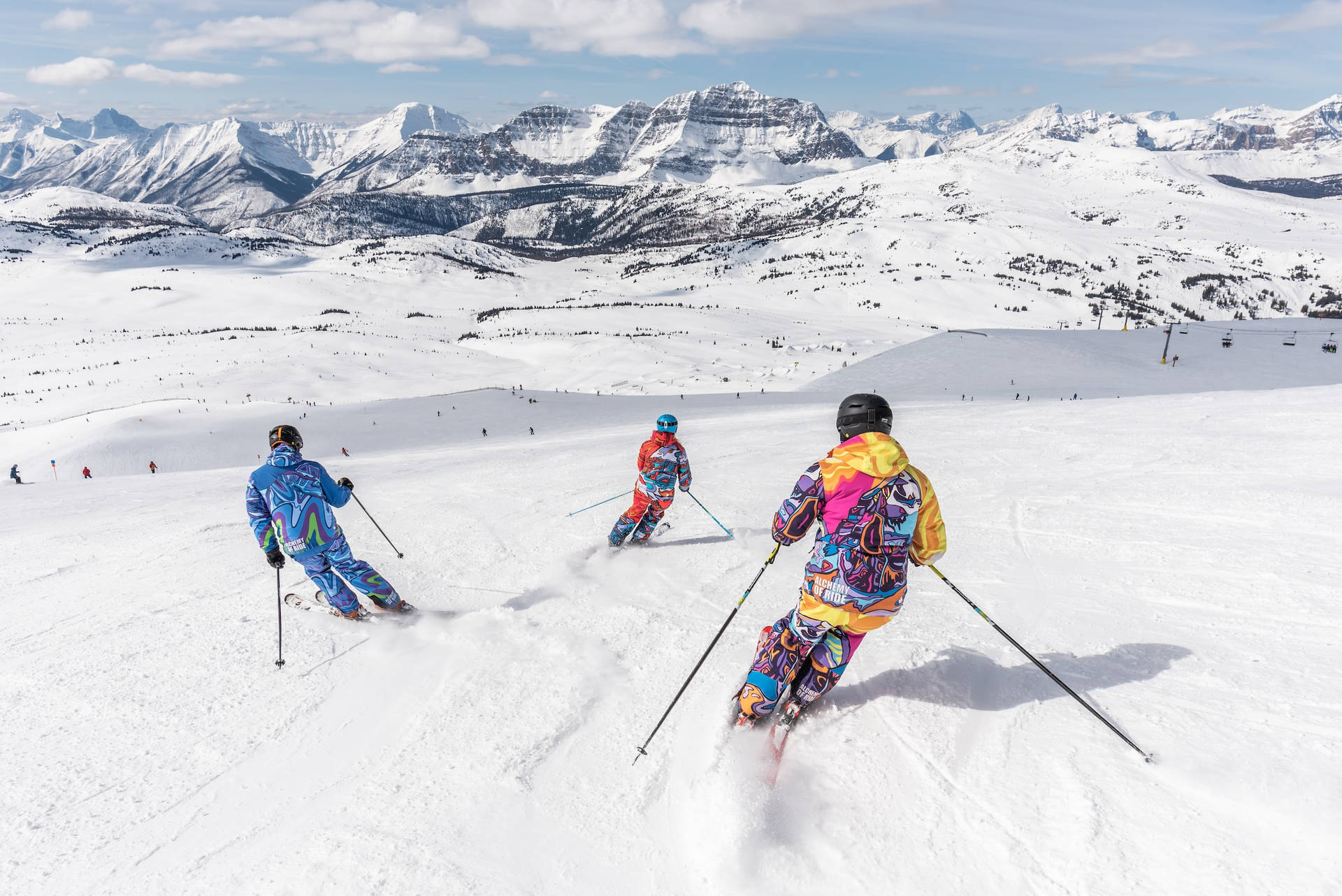 Sport atleter står på ski ned ad bjerget. Wallpaper